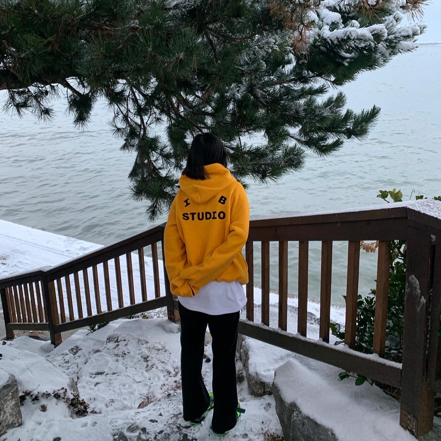 (W) Nike x Off-White Zoom Terra Kiger 5 Electric Green, IAB Studio x LMC Boa Fleece Hoodie Yellow 착용 스타일 - 1