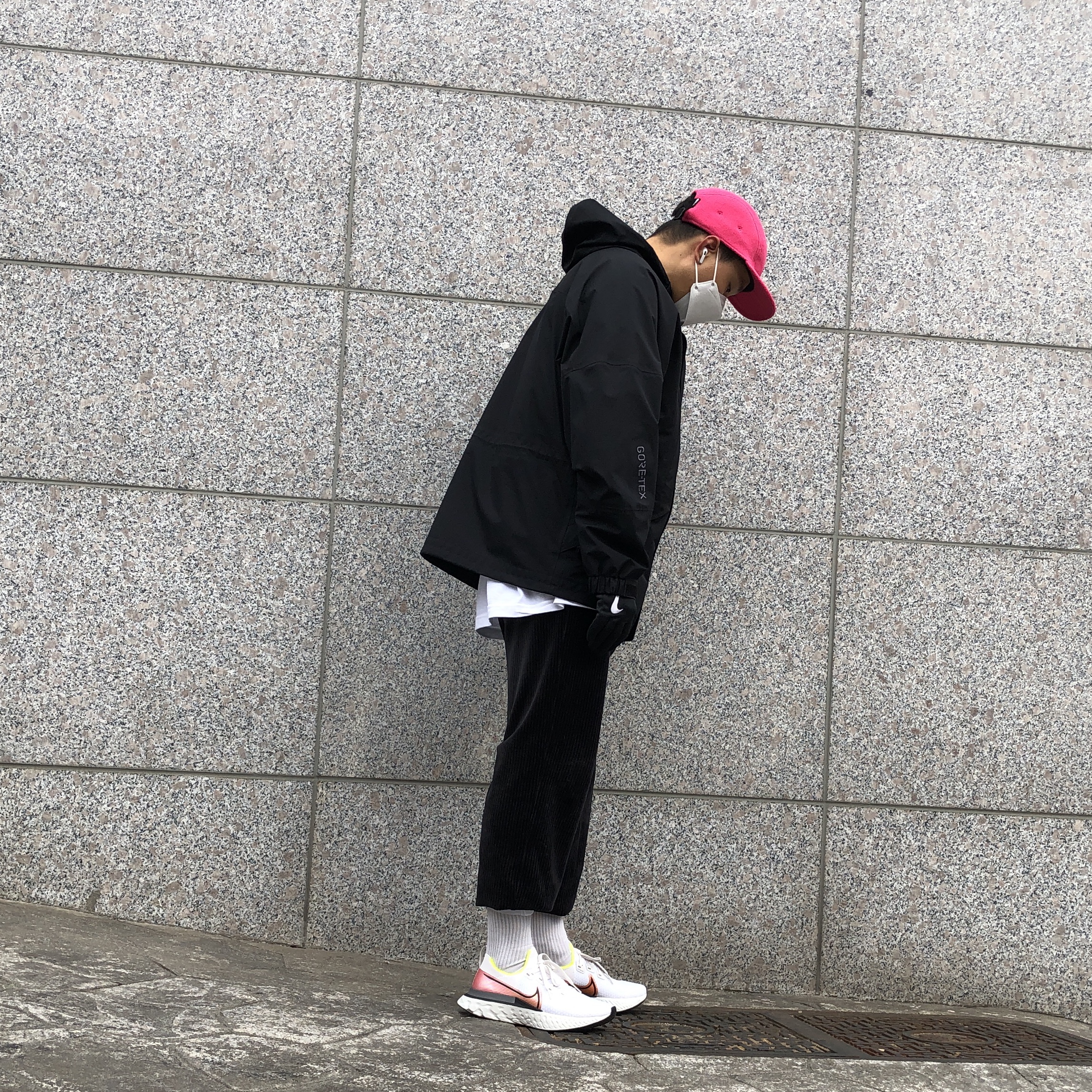 Nike React Infinity Run Platinum Tint Pink Blast 착용 스타일 - 1