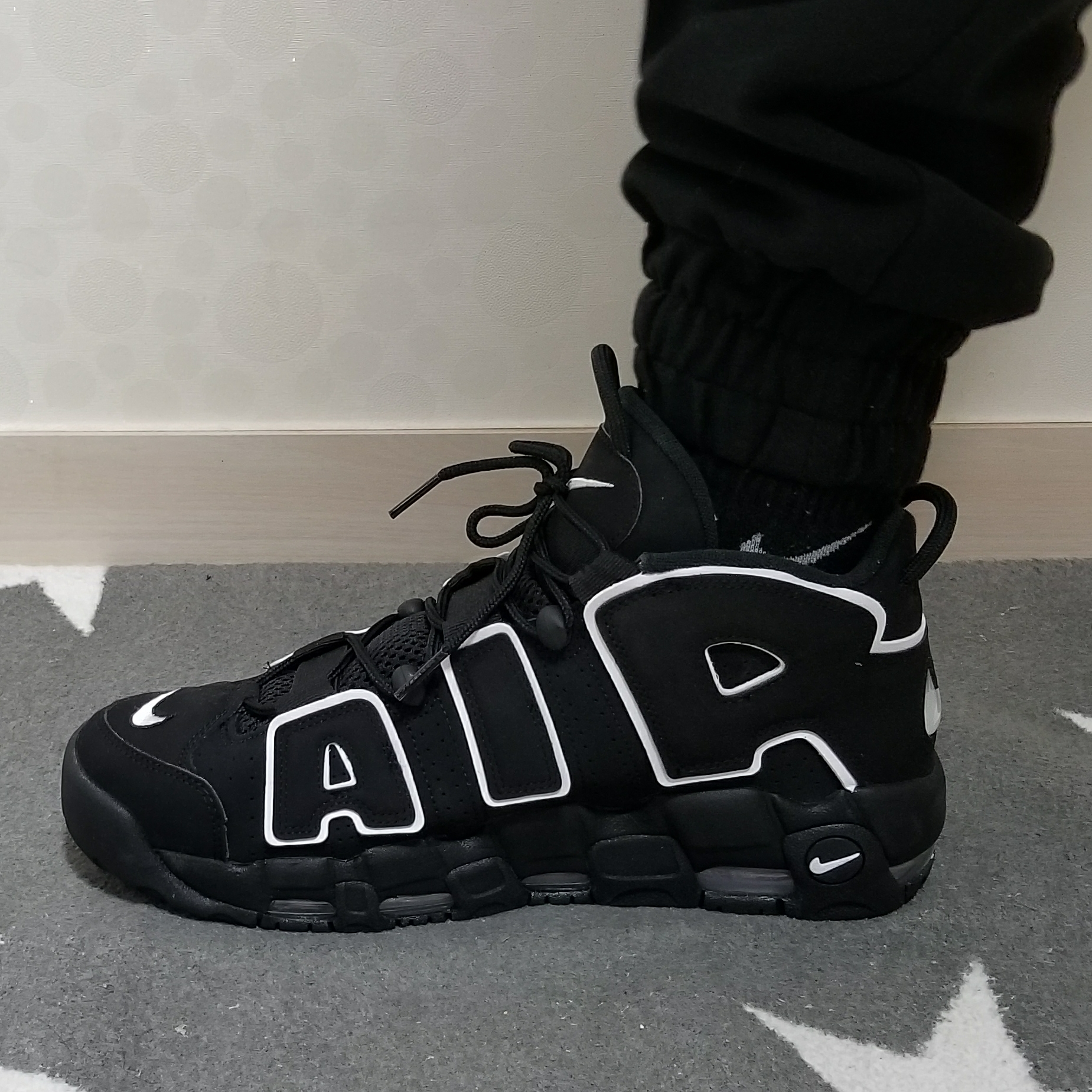 Nike Air More Uptempo Black White 2020 착용 스타일 - 4
