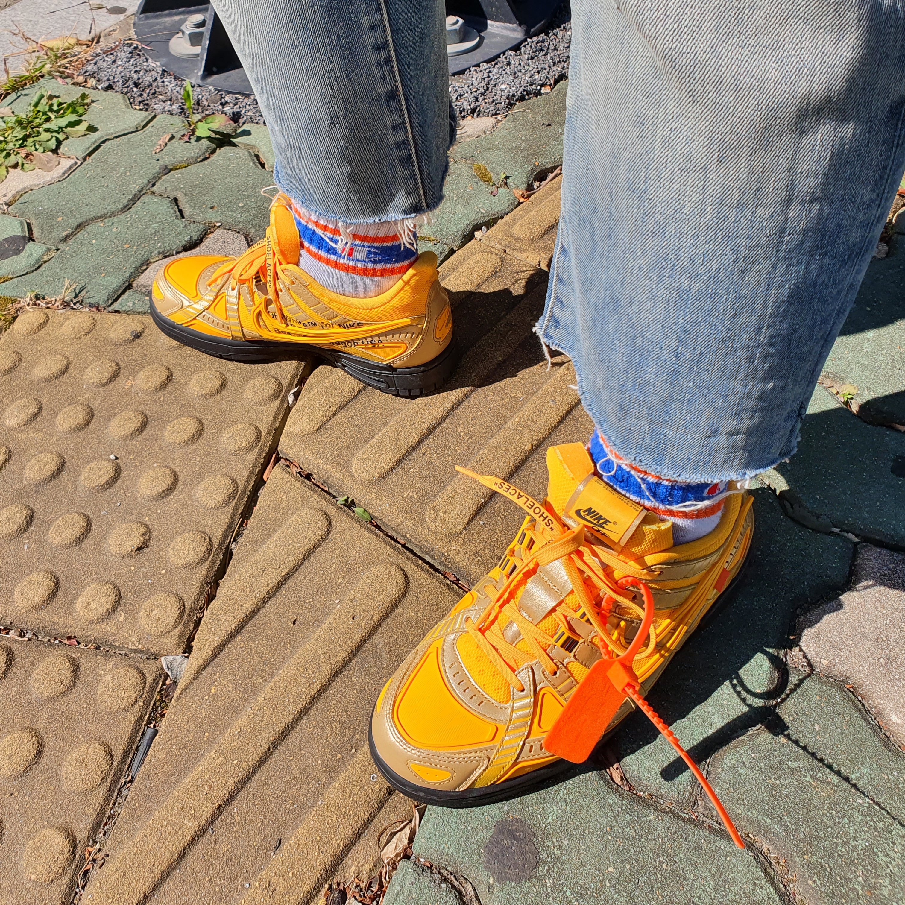 Nike x Off-White Air Rubber Dunk University Gold 착용 스타일