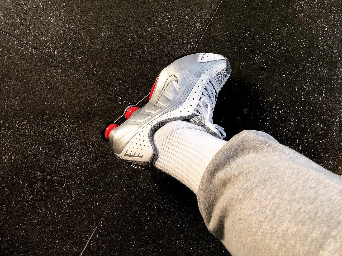 Nike Shox R4 Metallic Silver Comet Red 착용 스타일 - 2