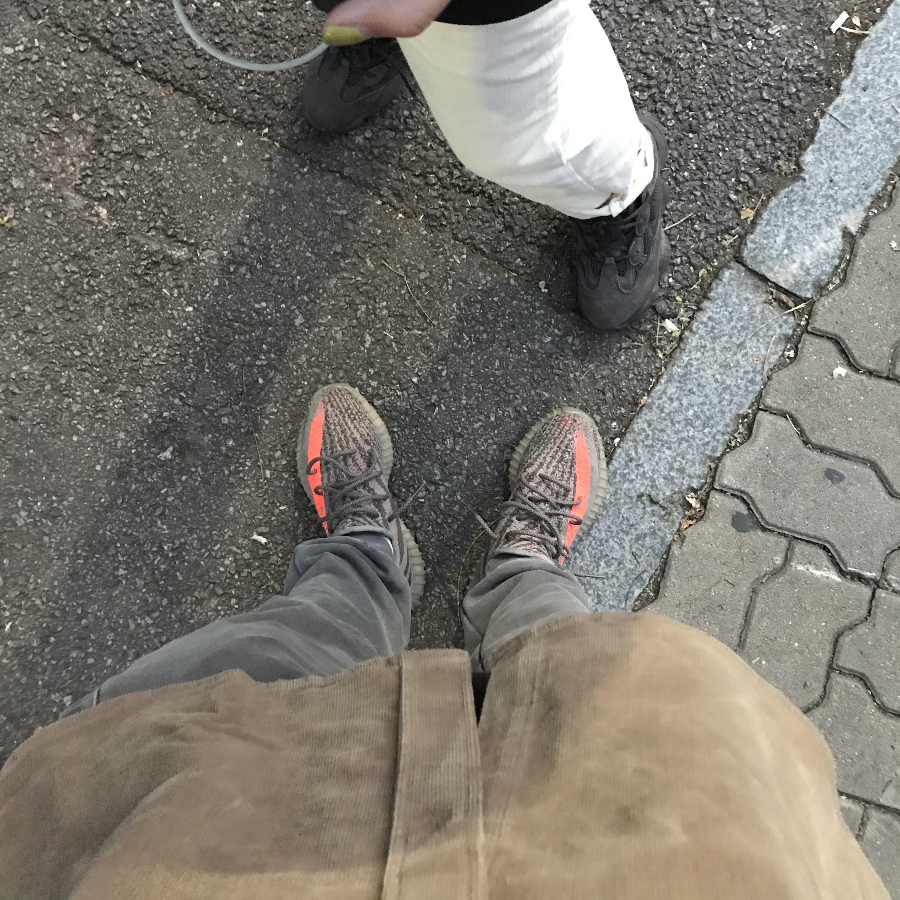 Adidas Yeezy Boost 350 V2 Beluga 착용 스타일 - 3