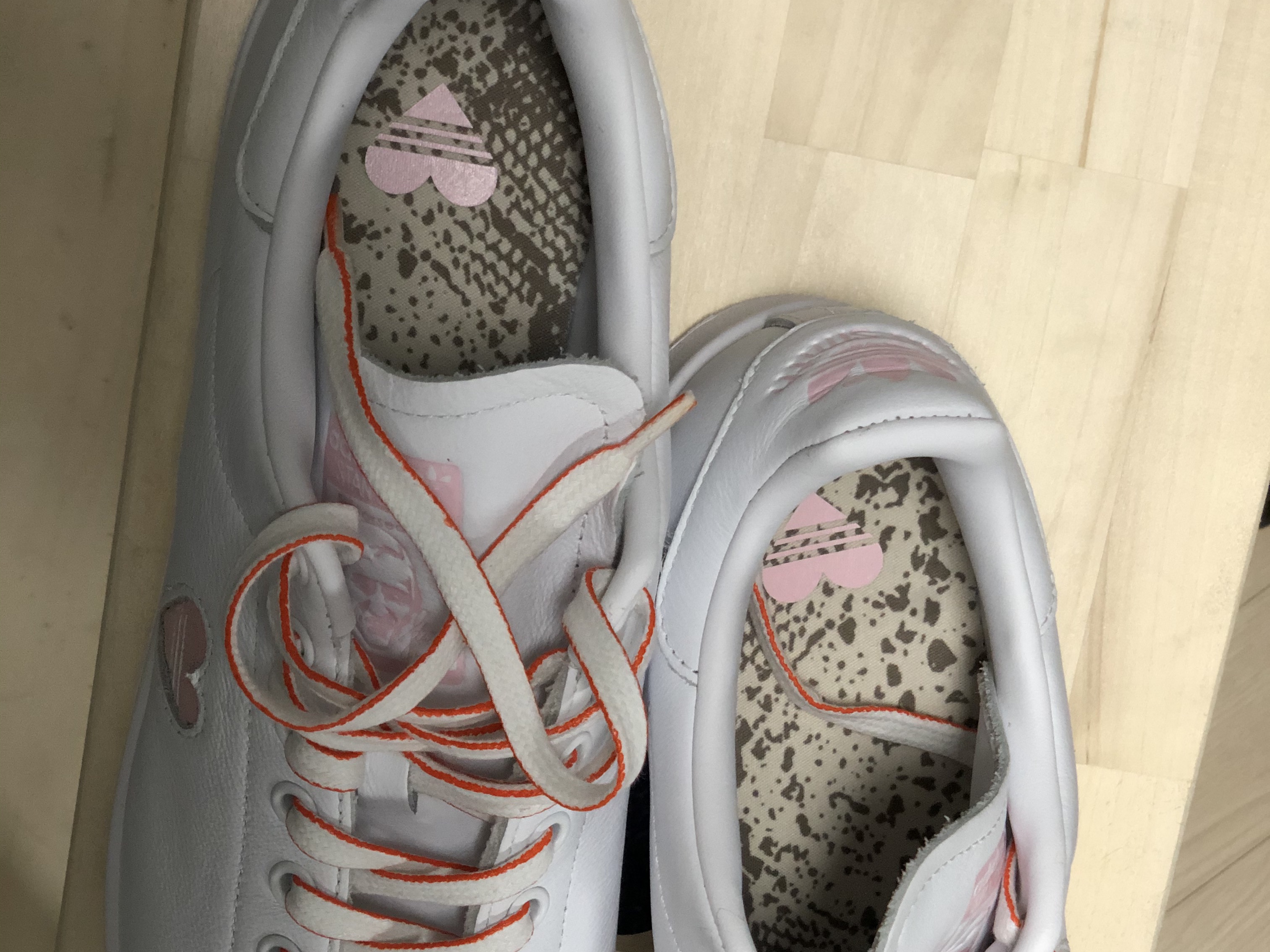 Adidas x Human Made Stan Smith White Grey 착용 스타일 - 3