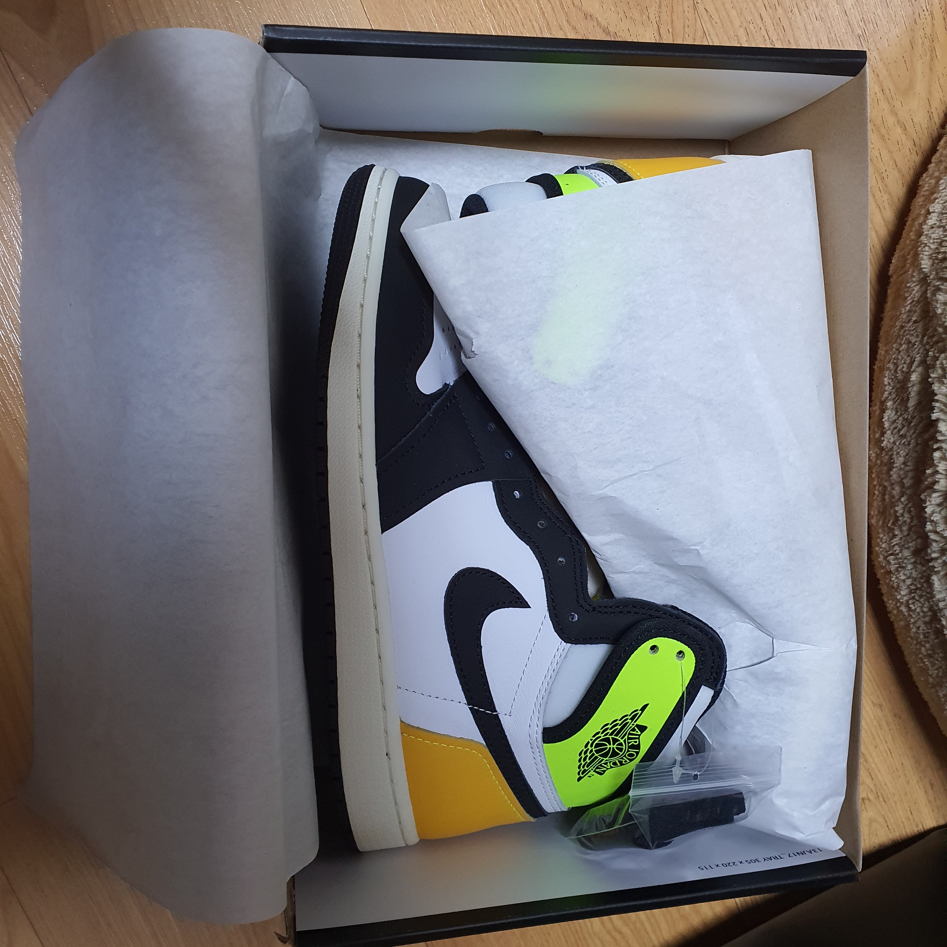 Jordan 1 Retro High OG Bloodline, Jordan 1 Retro High OG Volt Gold 착용 스타일 - 2