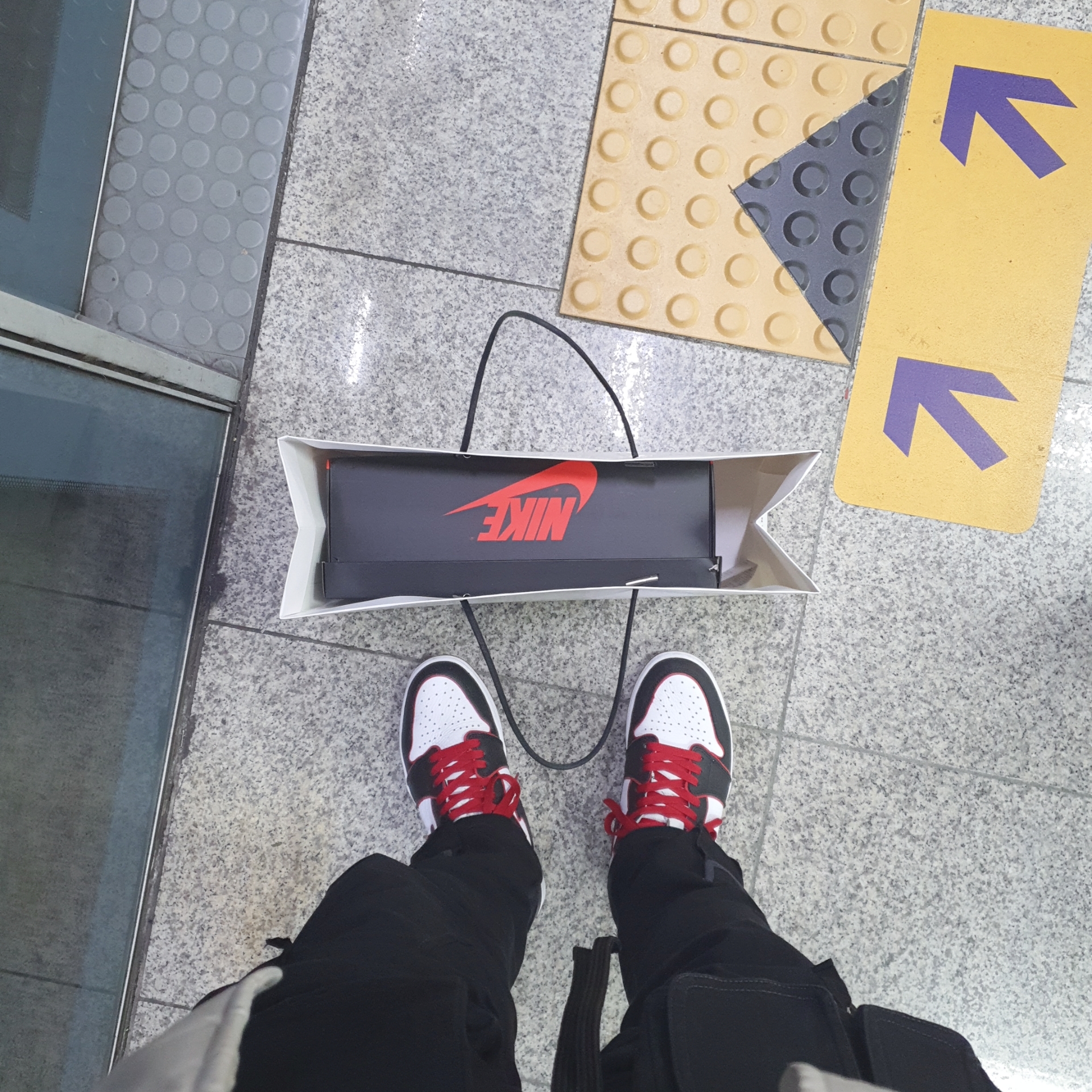 Jordan 1 Retro High OG Bloodline, Jordan 1 Retro High OG Volt Gold 착용 스타일 - 1