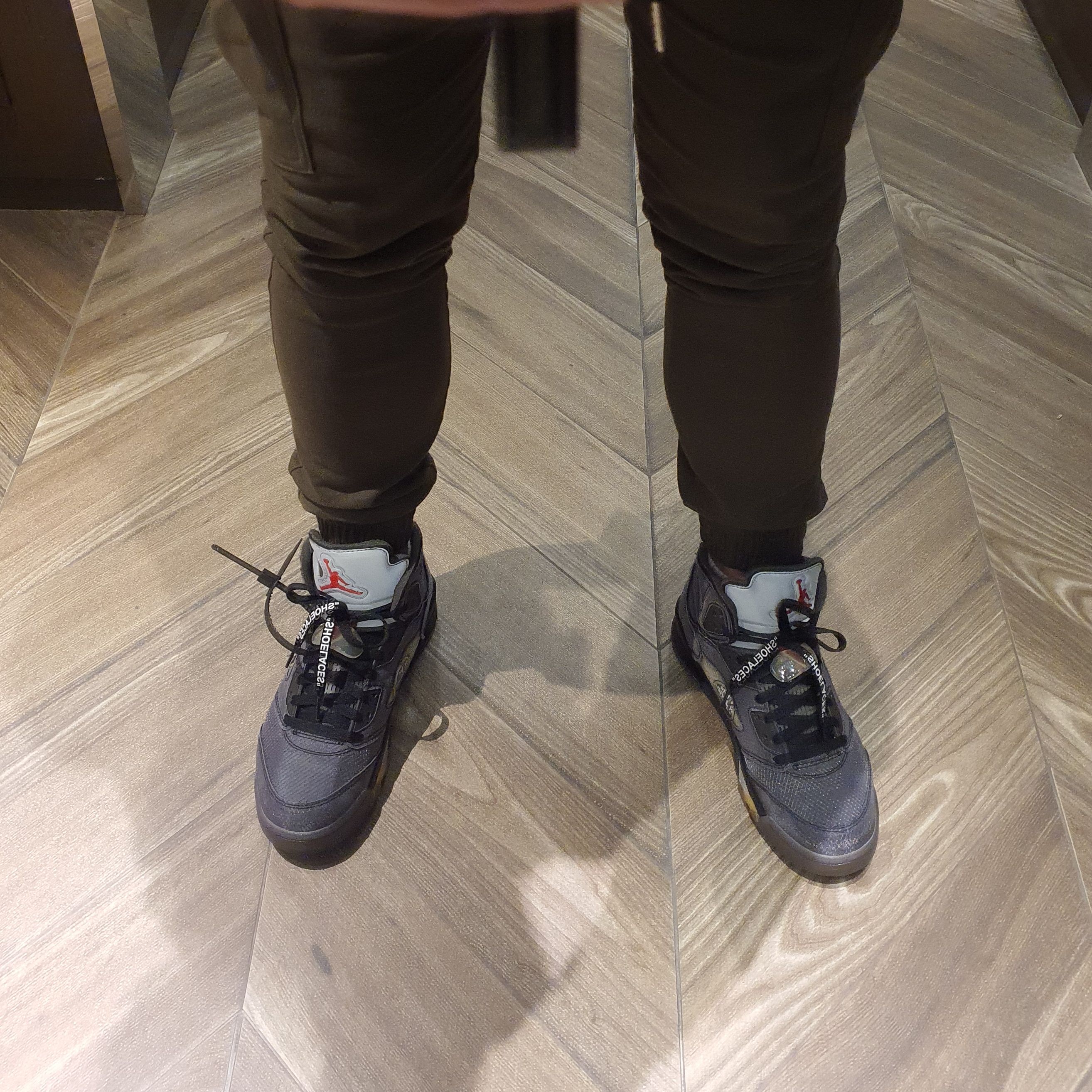 Jordan 5 x Off-White Retro SP Black Muslin 착용 스타일 - 4
