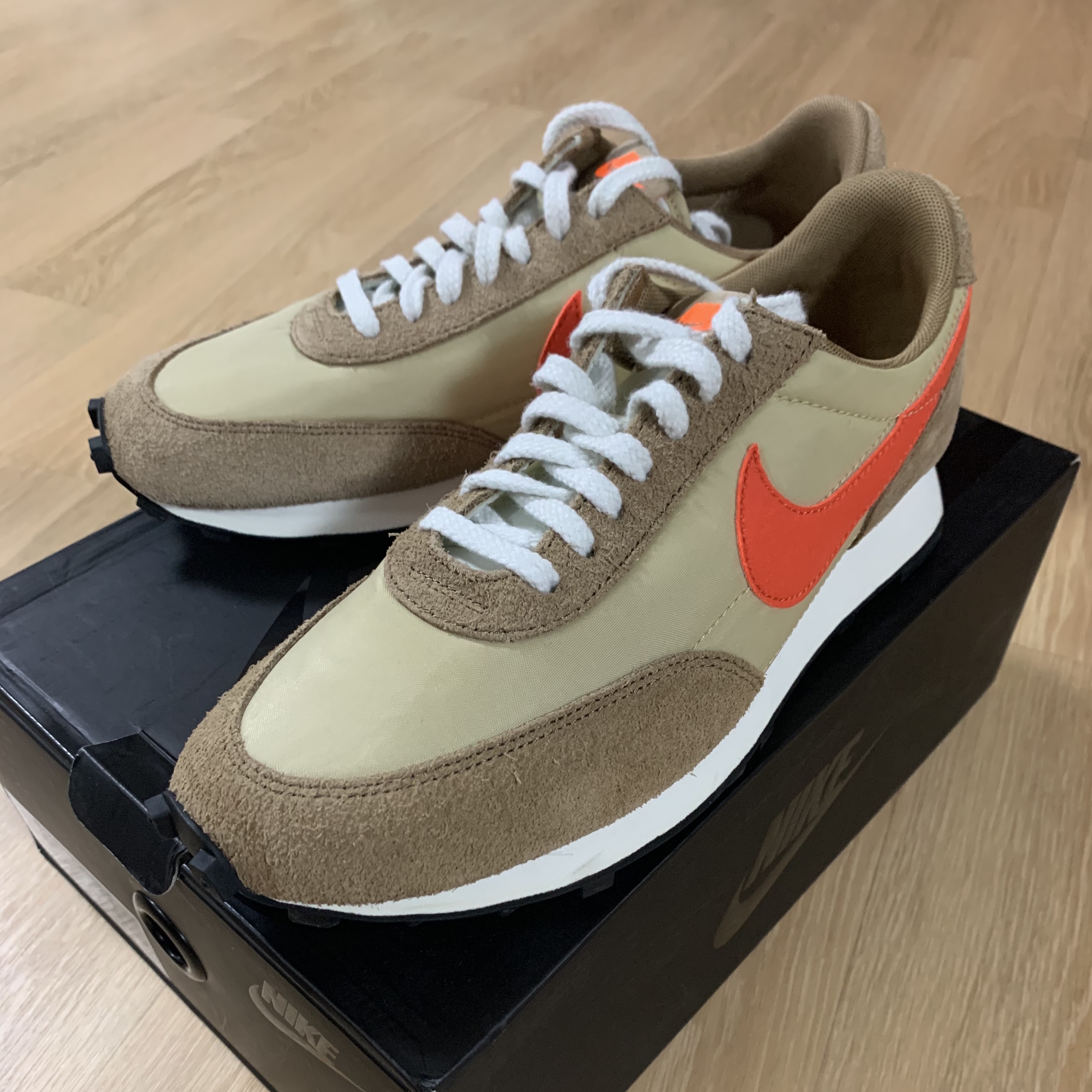 Nike Daybreak SP Vegas Gold College Orange 착용 스타일