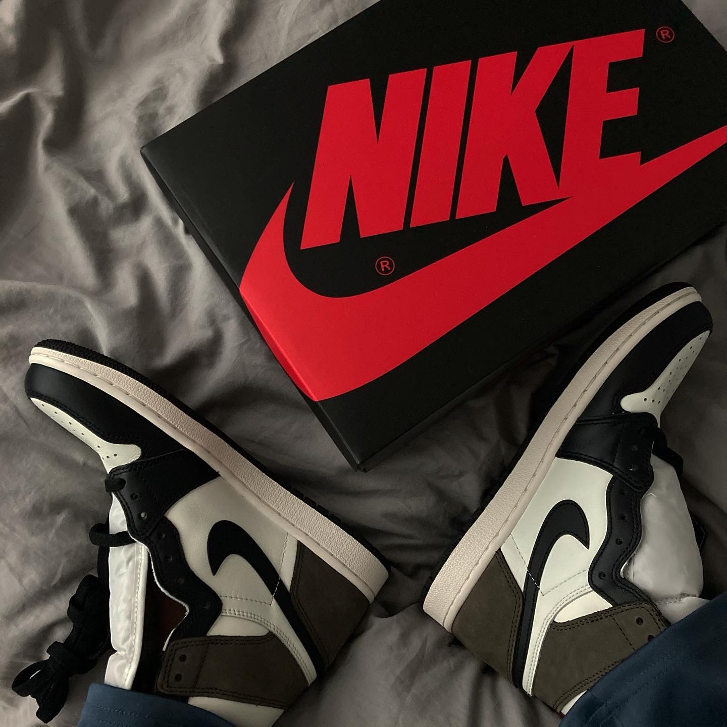 Jordan 1 Retro High OG Black Mocha 착용 스타일 - 3
