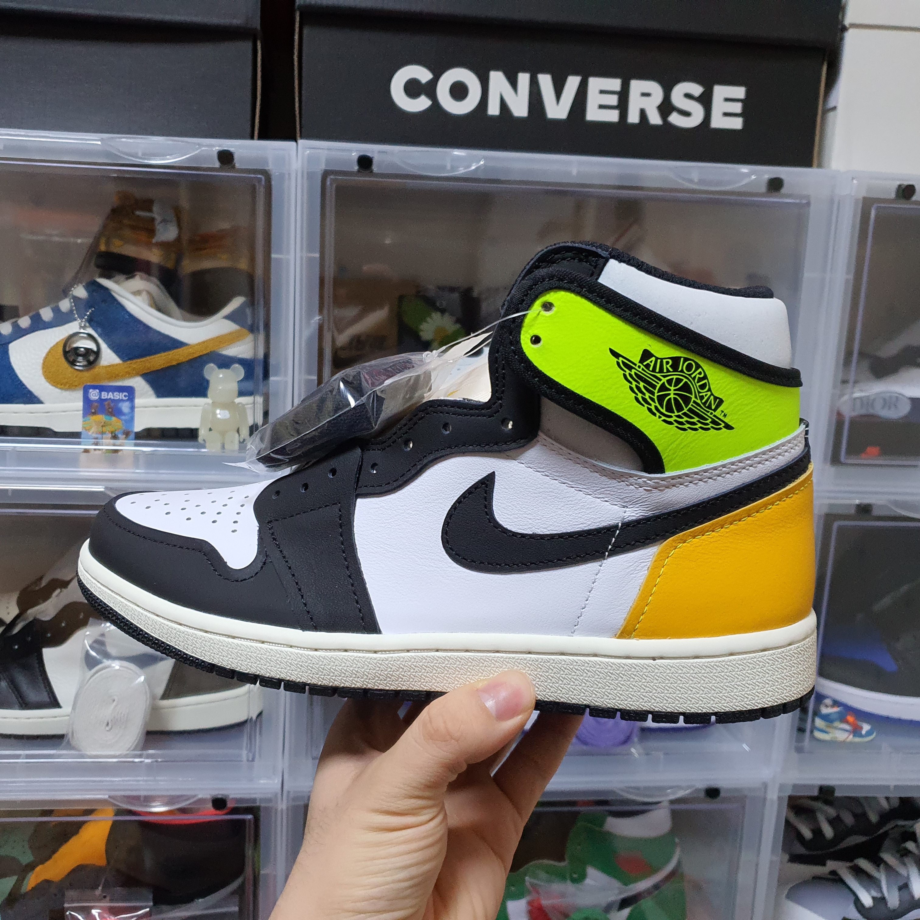 Jordan 1 Retro High OG Bloodline, Jordan 1 Retro High OG Volt Gold 착용 스타일 - 5