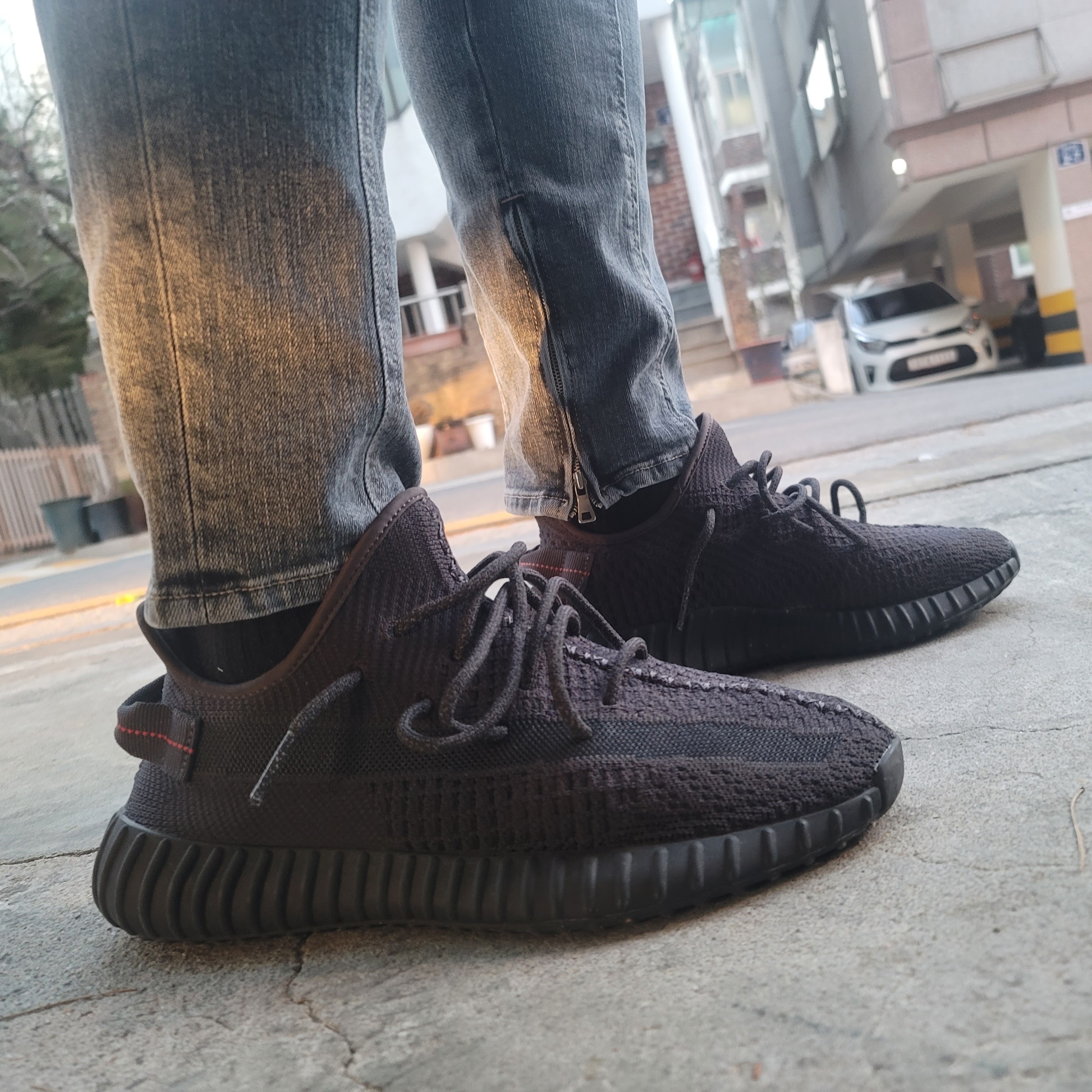 Adidas Yeezy Boost 350 V2 Black - Non-Reflective 착용 스타일 - 1