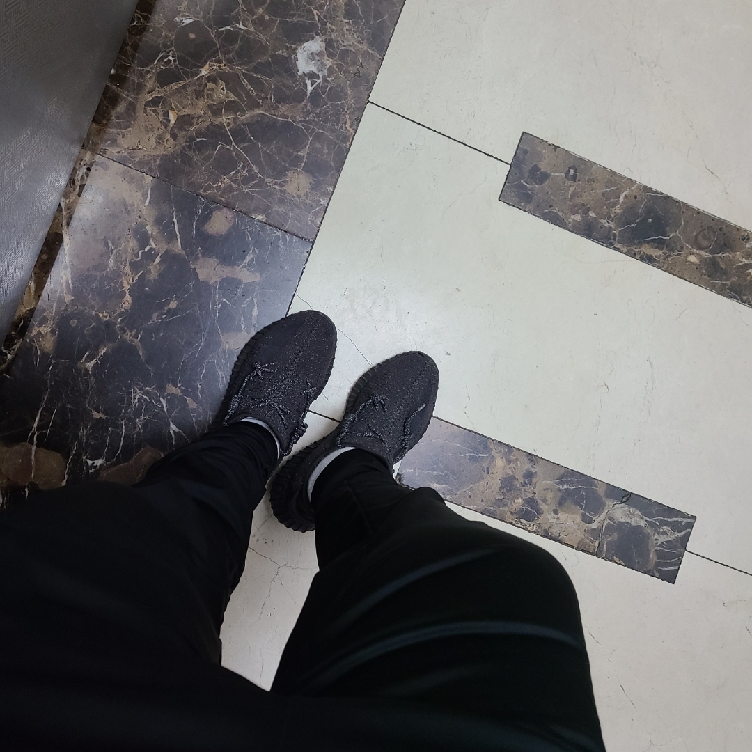 Adidas Yeezy Boost 350 V2 Black - Reflective 착용 스타일 - 2