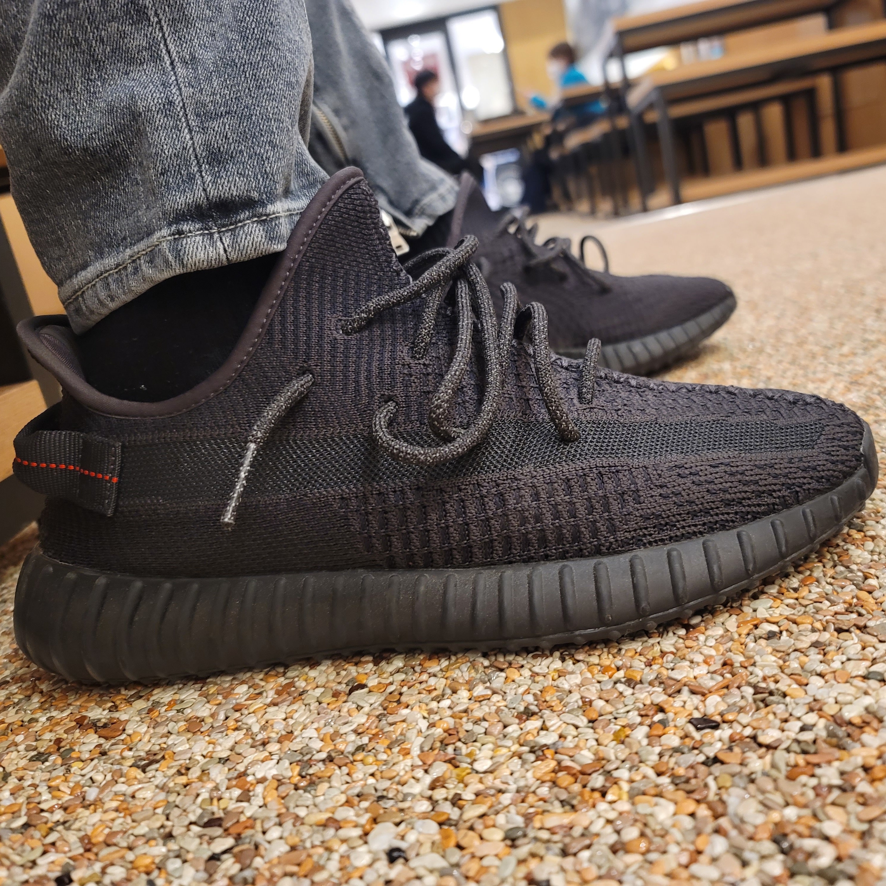 Adidas Yeezy Boost 350 V2 Black - Non-Reflective 착용 스타일 - 3