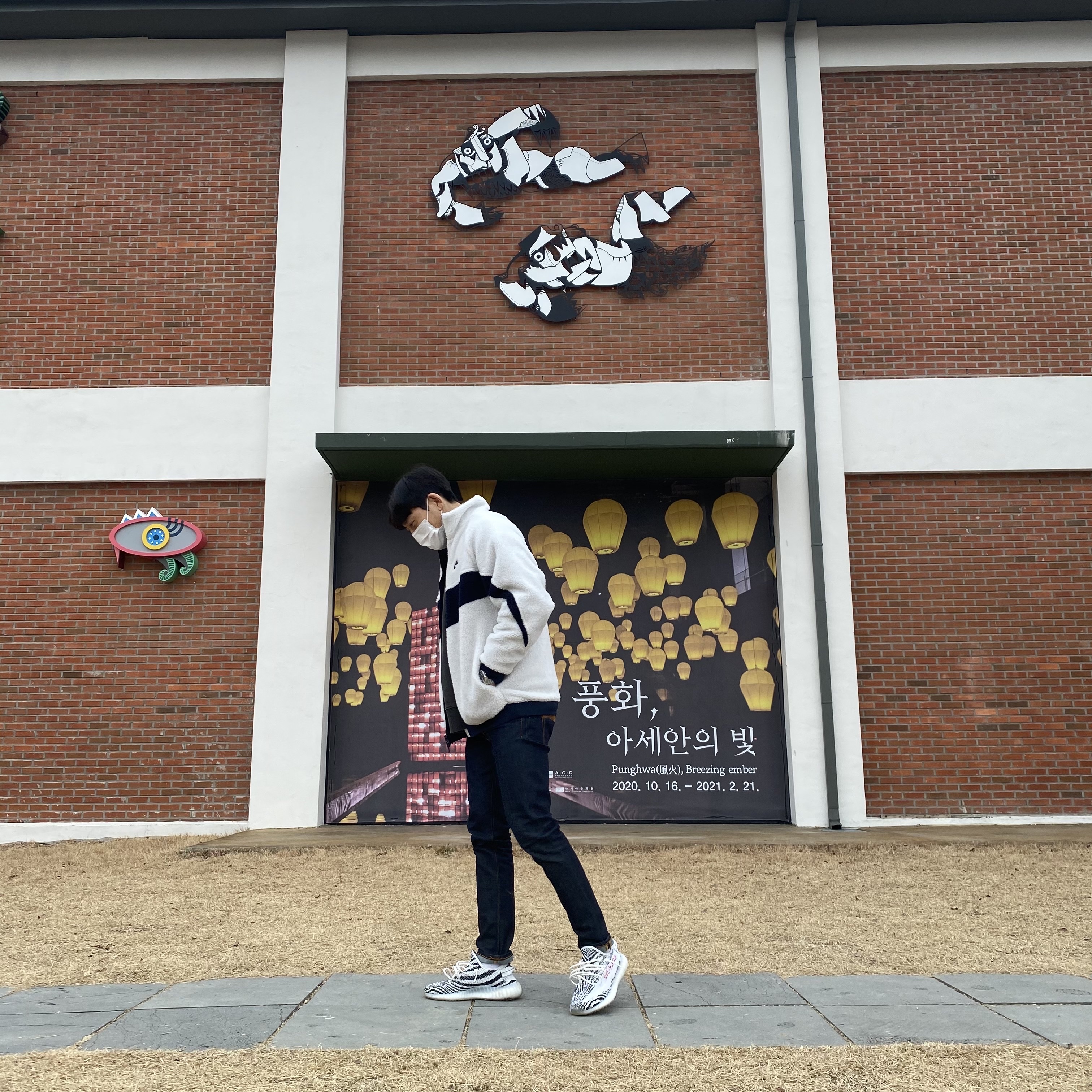 Nike Big Swoosh Full Zip Jacket White Navy, Adidas Yeezy Boost 350 V2 Zebra 2017/2019/2020 착용 스타일 - 2