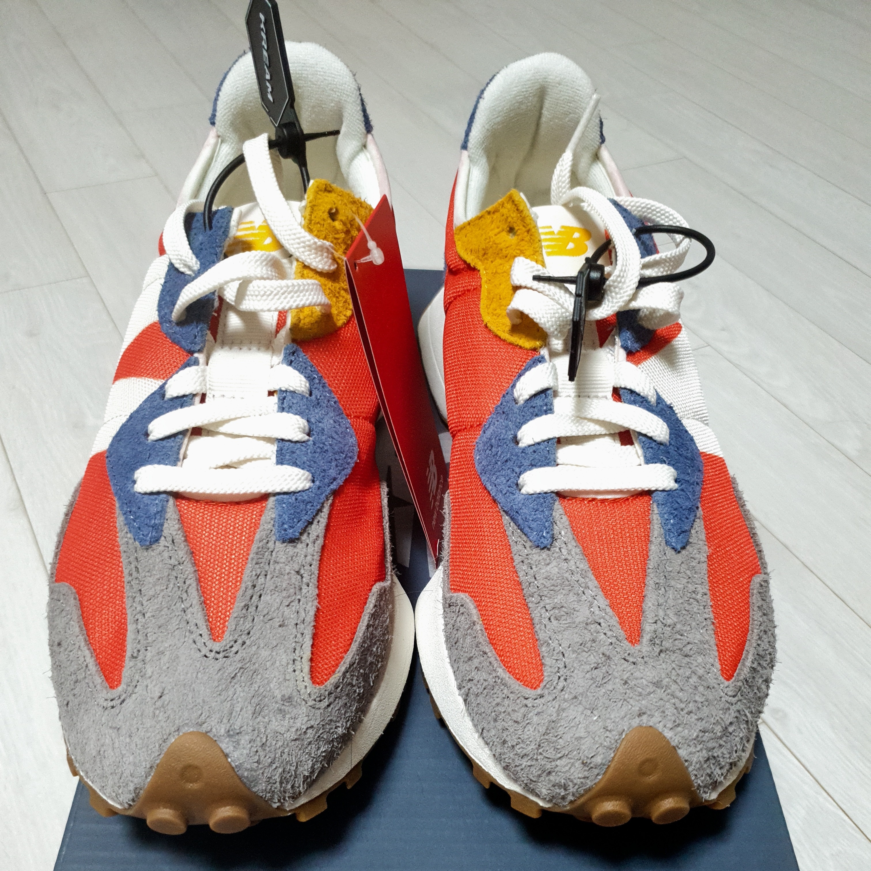 New Balance 327 Dark Blaze 착용 스타일 - 1
