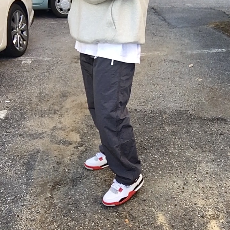 Nike x Stussy Beach Pants Off Noir, Jordan 4 Retro OG Fire Red 2020 착용 스타일 - 1