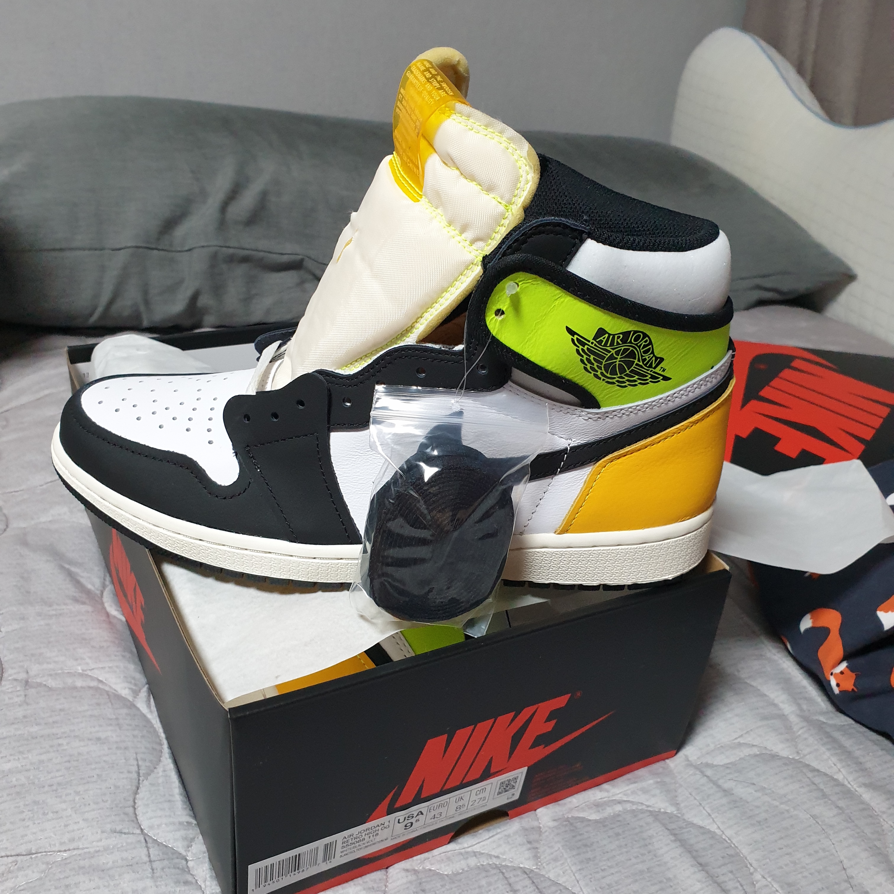 Jordan 1 Retro High OG Volt Gold 착용 스타일