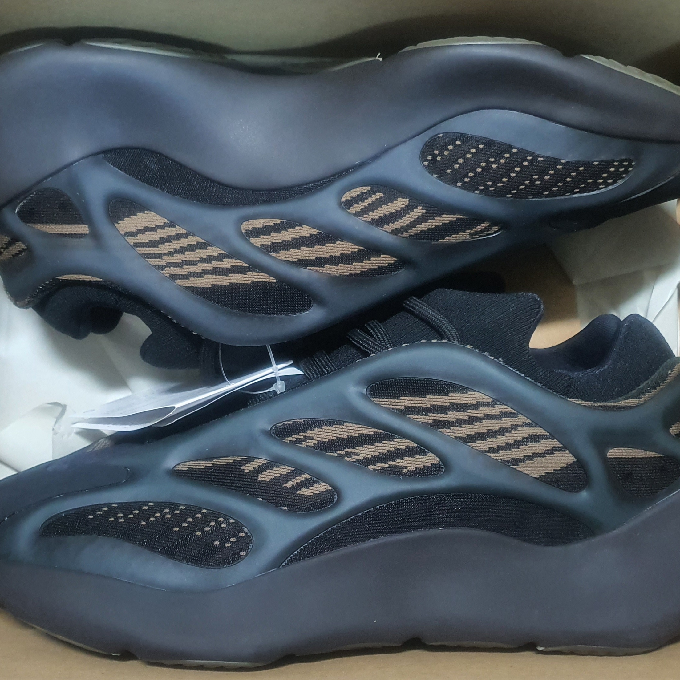 Adidas Yeezy 700 V3 Clay Brown 착용 스타일 - 1