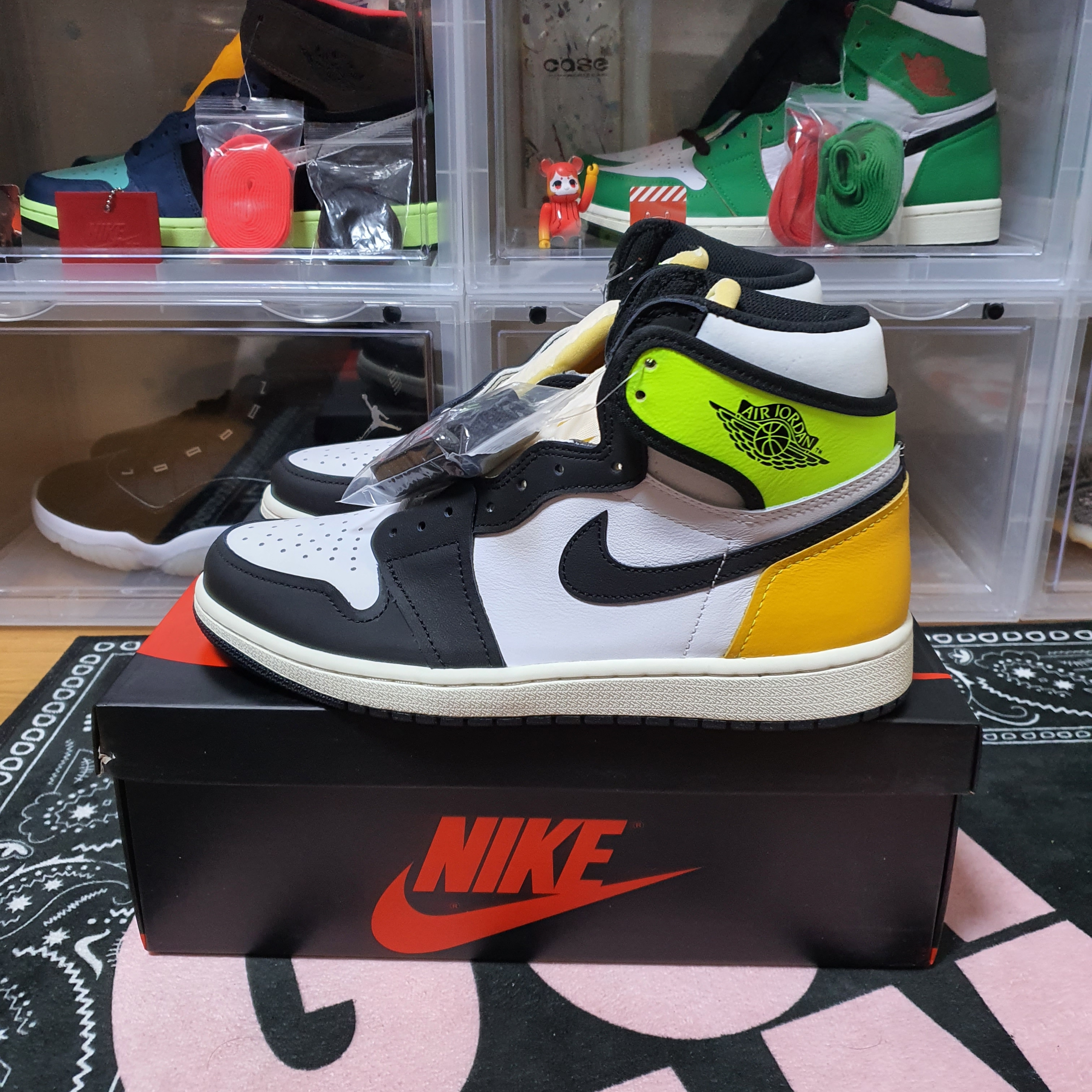 Jordan 1 Retro High OG Bloodline, Jordan 1 Retro High OG Volt Gold 착용 스타일 - 3