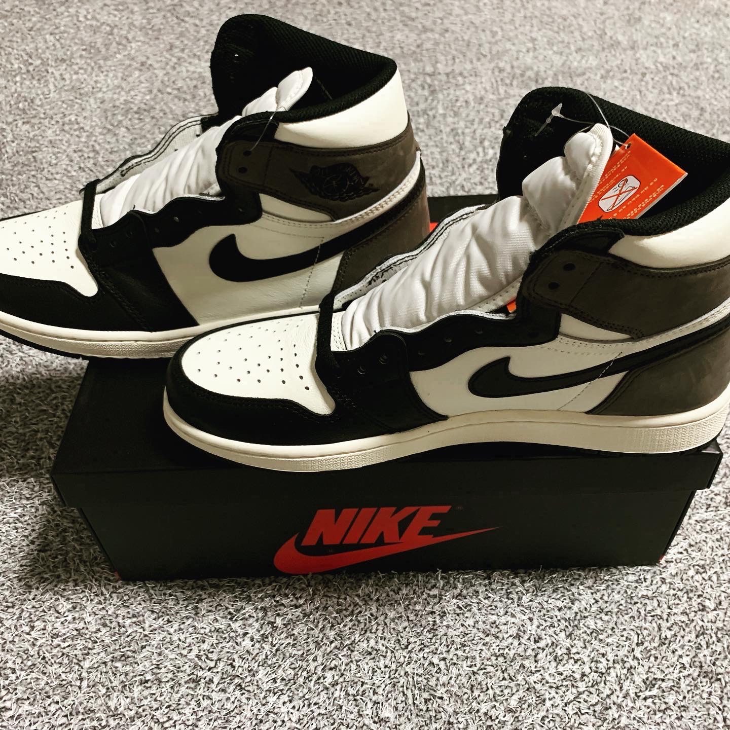 Jordan 1 Retro High OG Black Mocha 착용 스타일 - 2