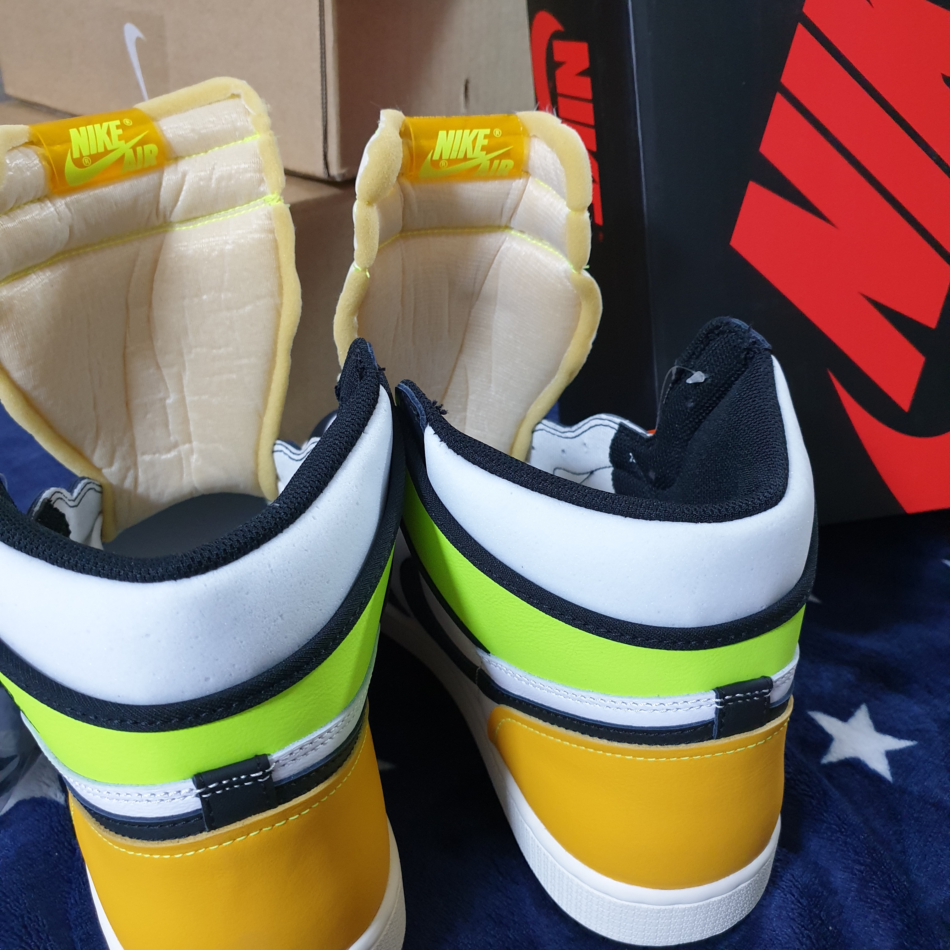 Jordan 1 Retro High OG Volt Gold 착용 스타일 - 3