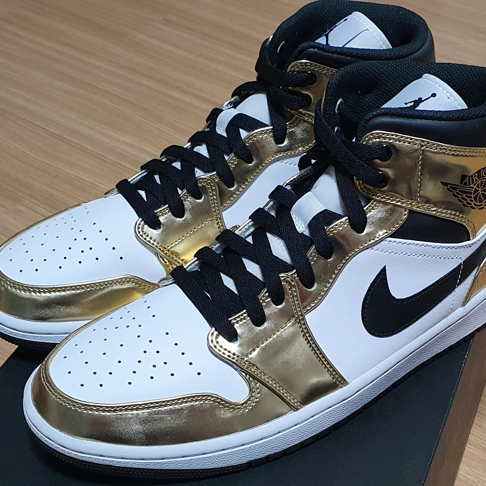 Jordan 1 Mid SE Metallic Gold 착용 스타일