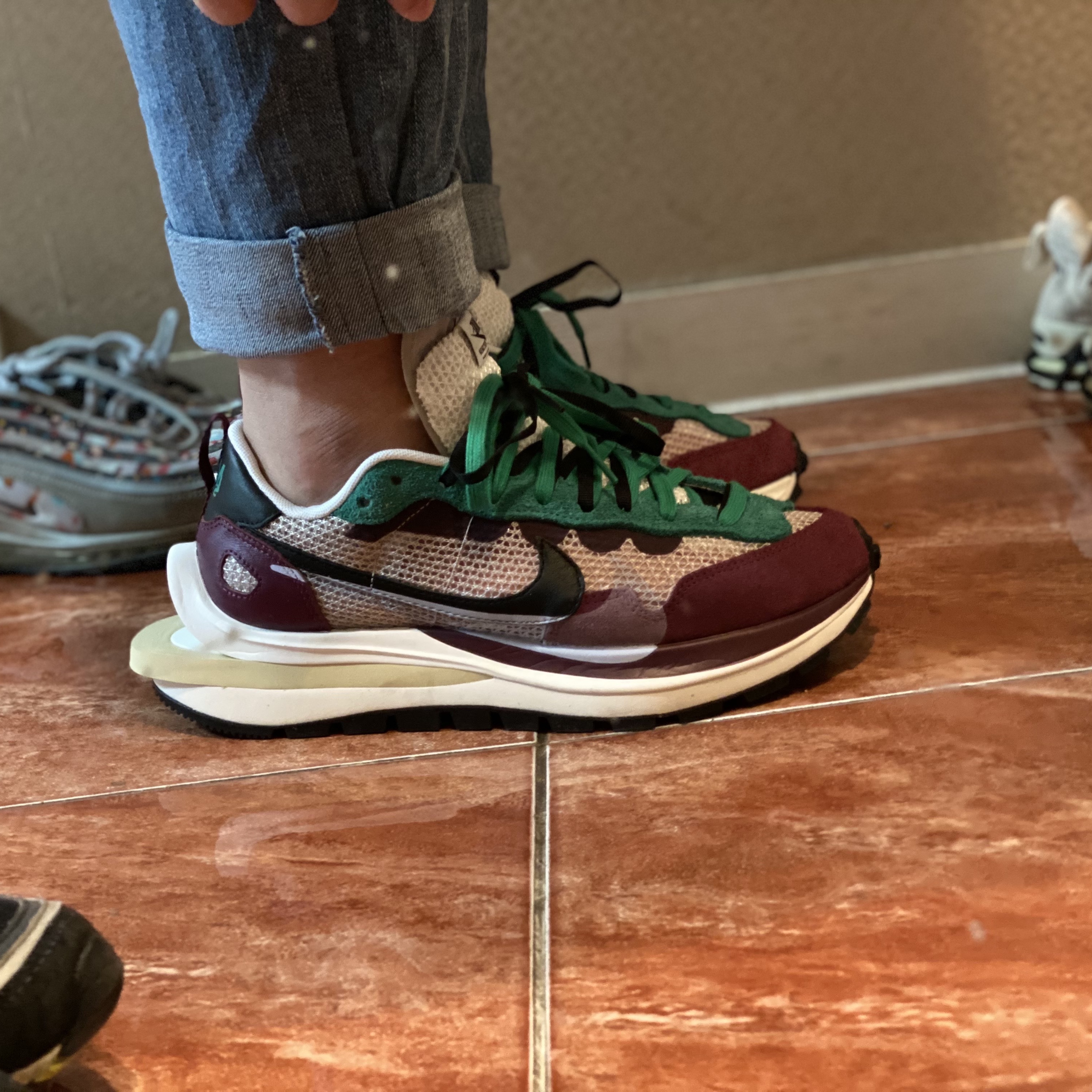Nike x Sacai VaporWaffle String & Black Villain Red 착용 스타일