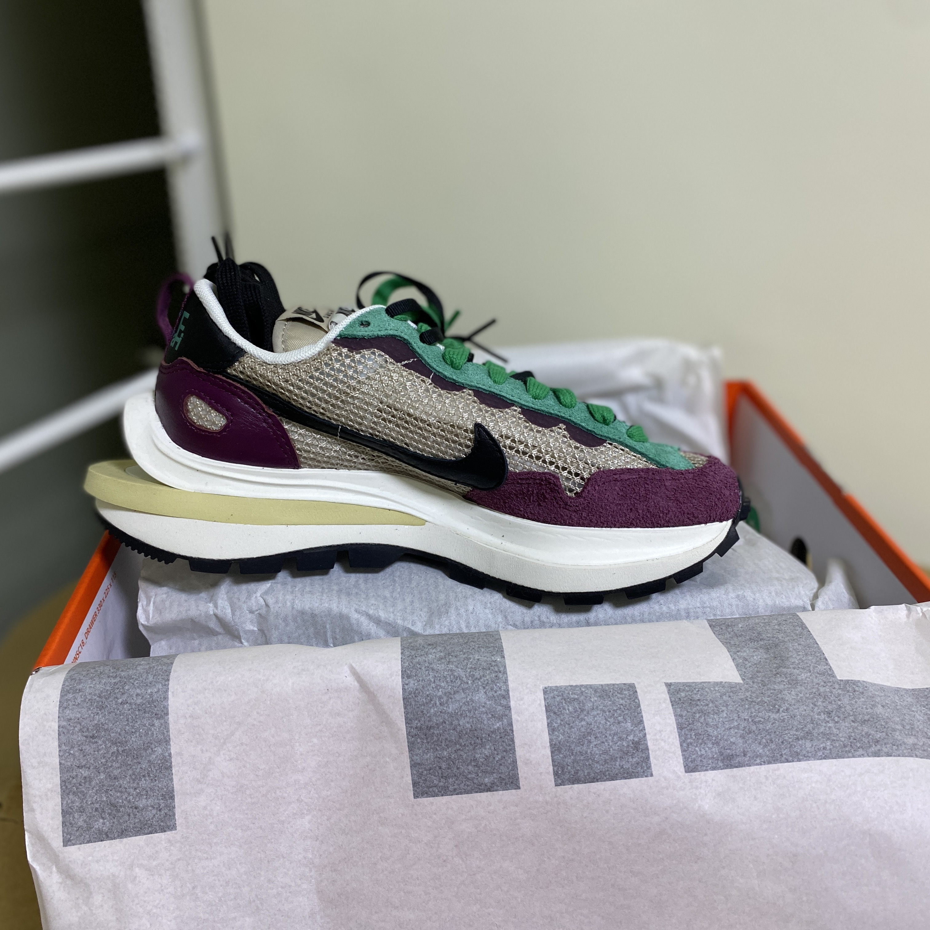 Nike x Sacai VaporWaffle String & Black Villain Red 착용 스타일