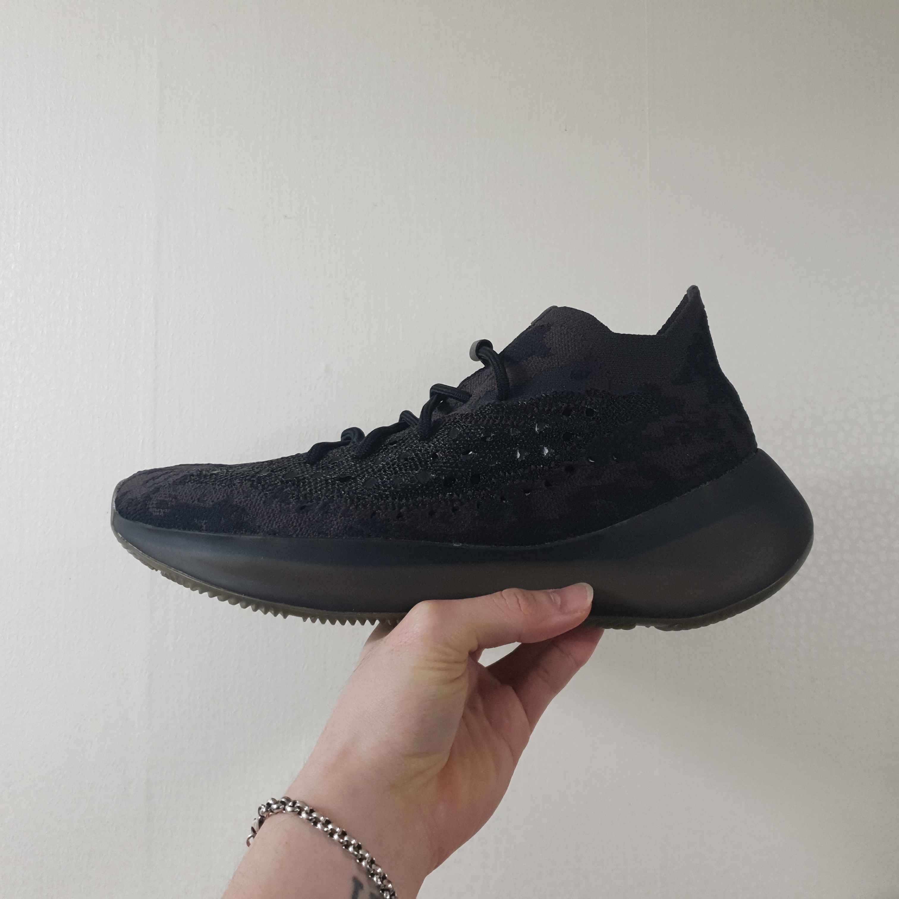 Adidas Yeezy Boost 380 Onyx - Non-Reflective 착용 스타일 - 2