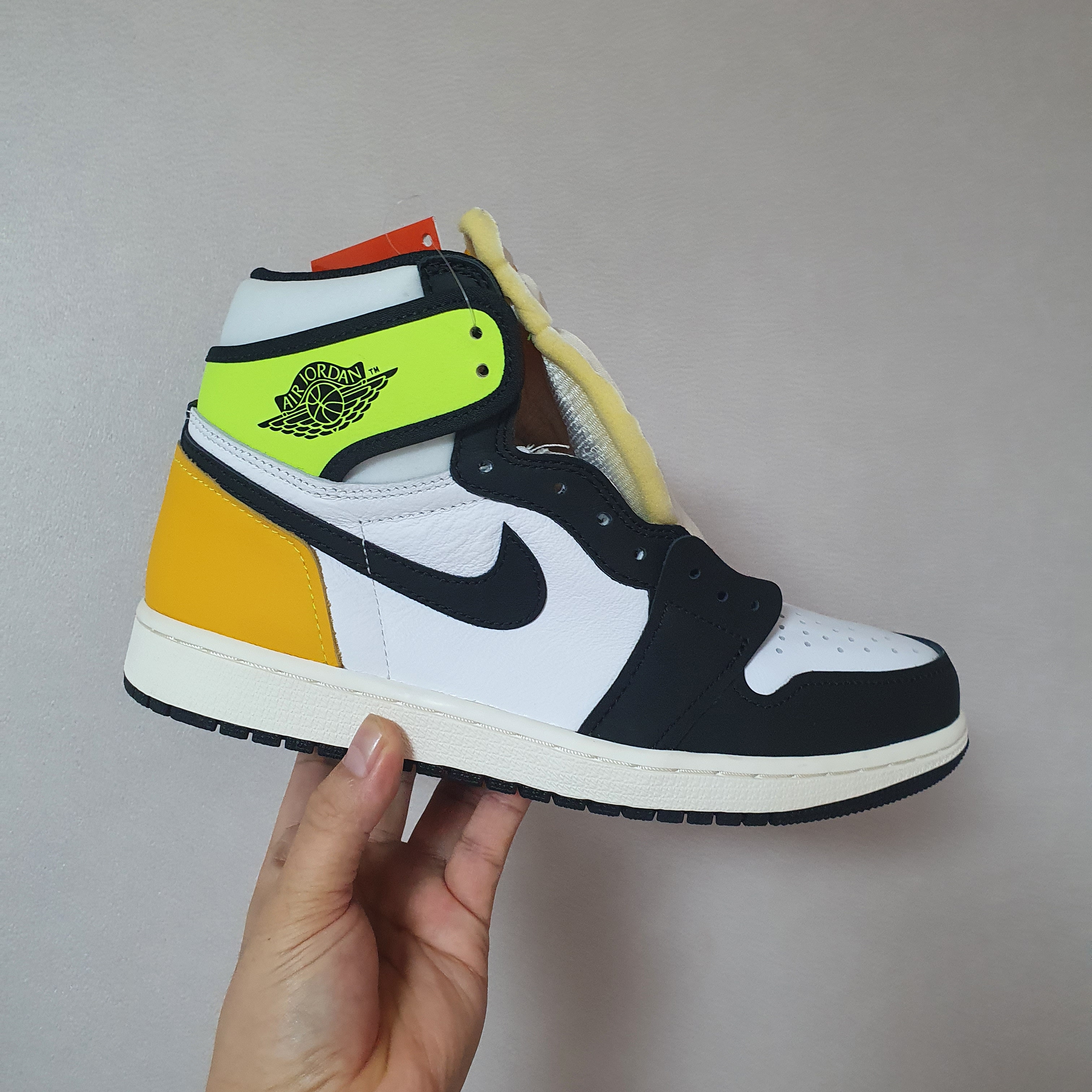 Jordan 1 Retro High OG Volt Gold 착용 스타일