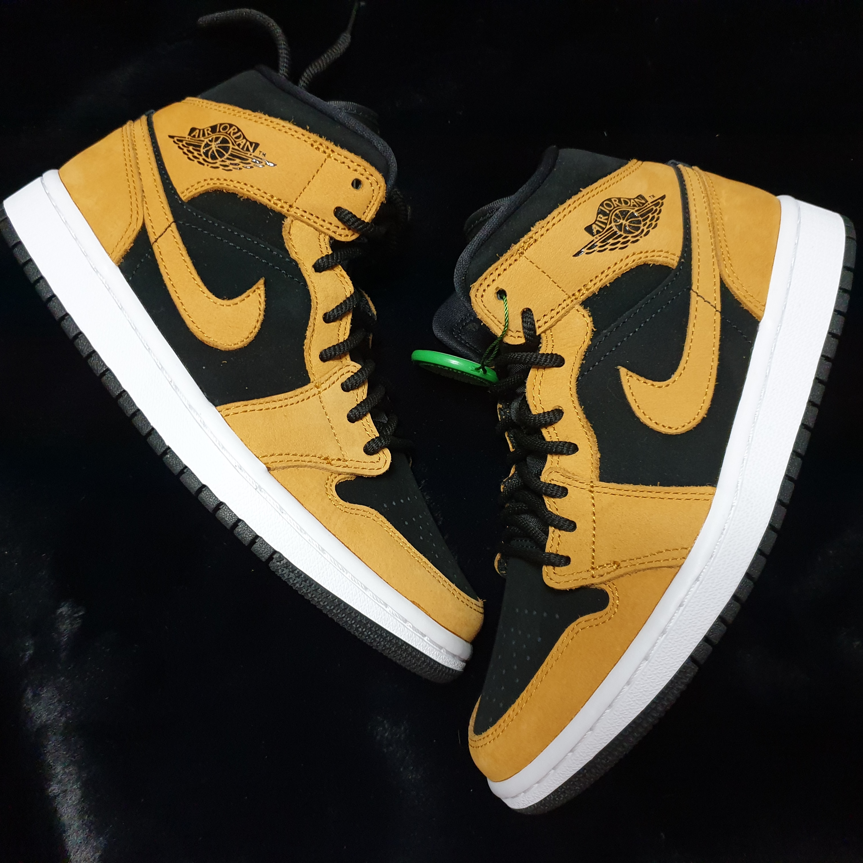 (W) Jordan 1 Mid SE Desert Ochre 착용 스타일 - 2