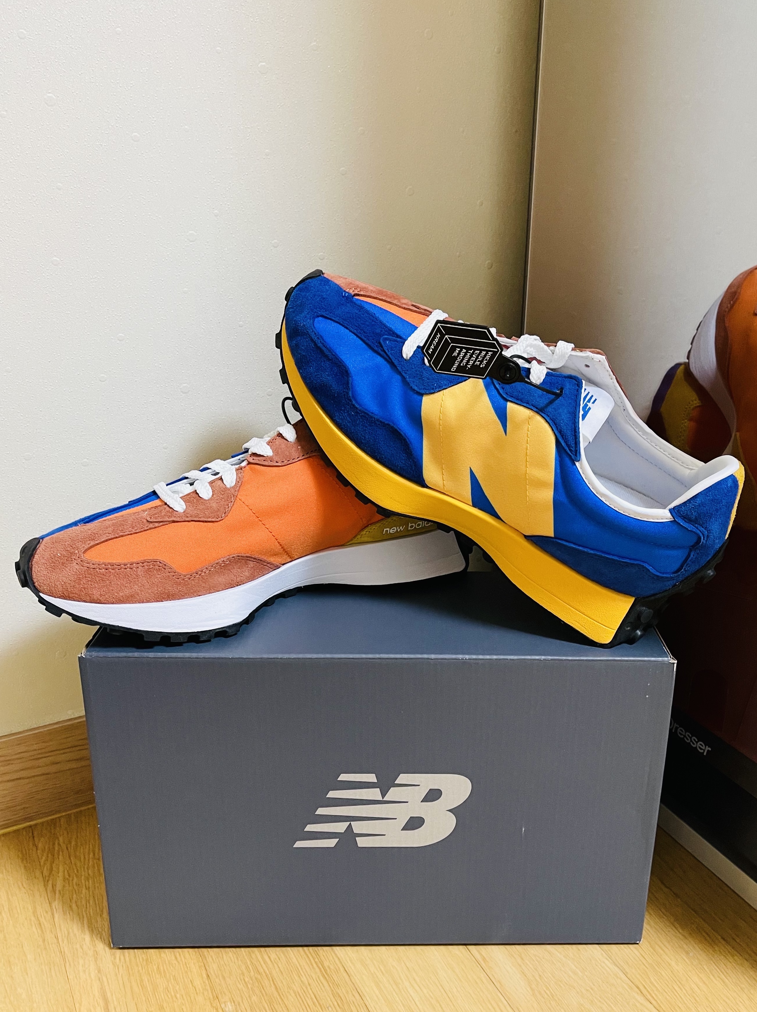 New Balance 327 Blue 착용 스타일