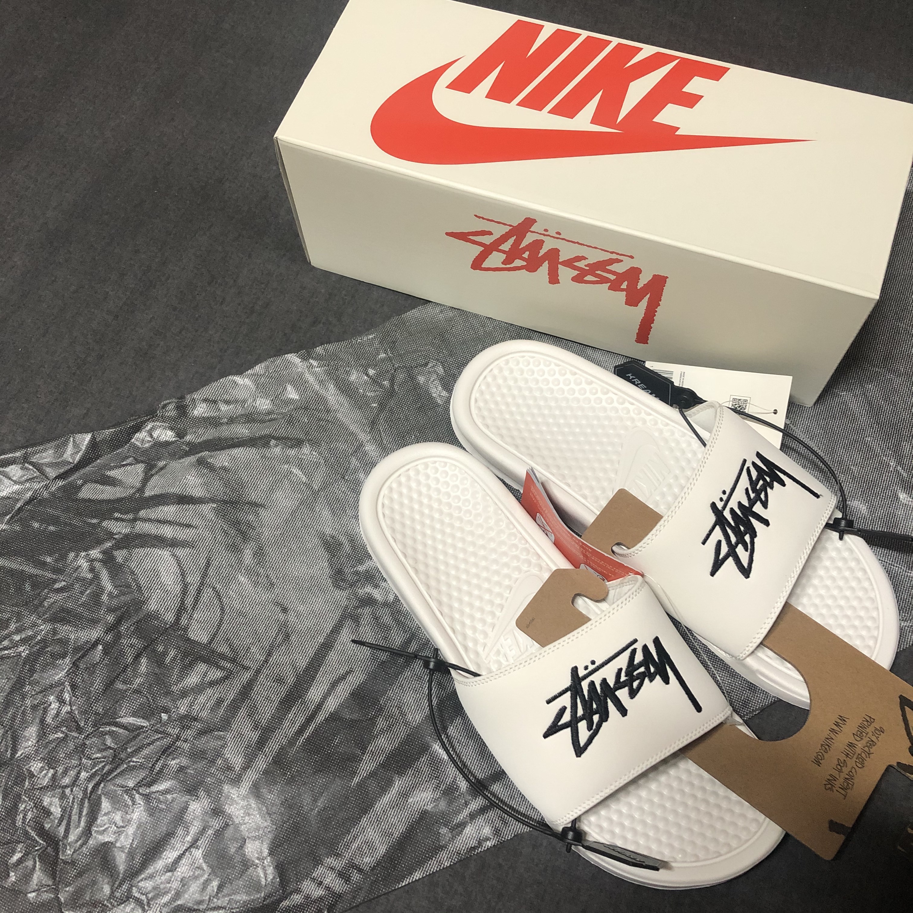 Nike x Stussy Benassi Slide Sail 착용 스타일