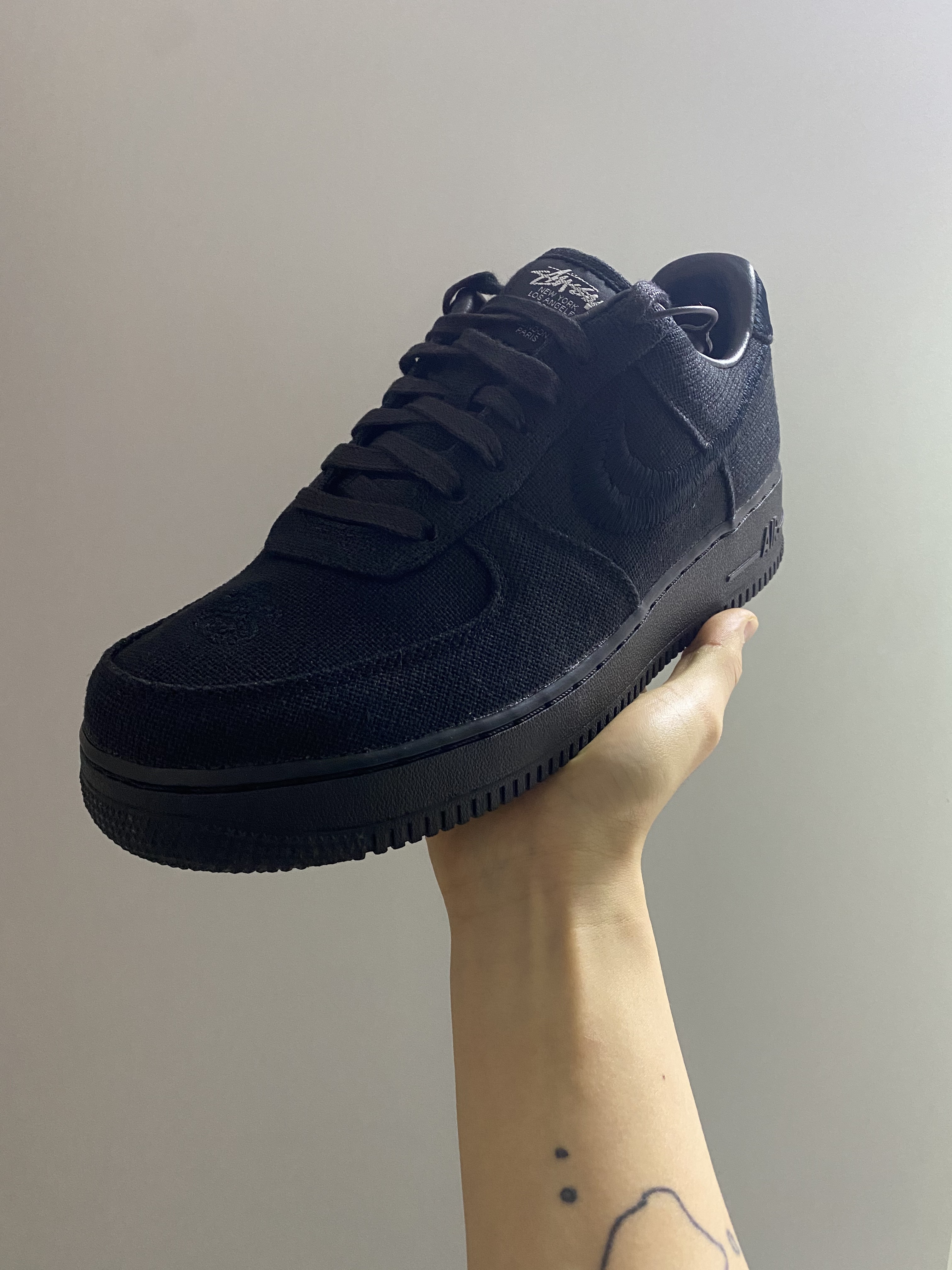 Nike x Stussy Air Force 1 Low Triple Black 착용 스타일 - 1
