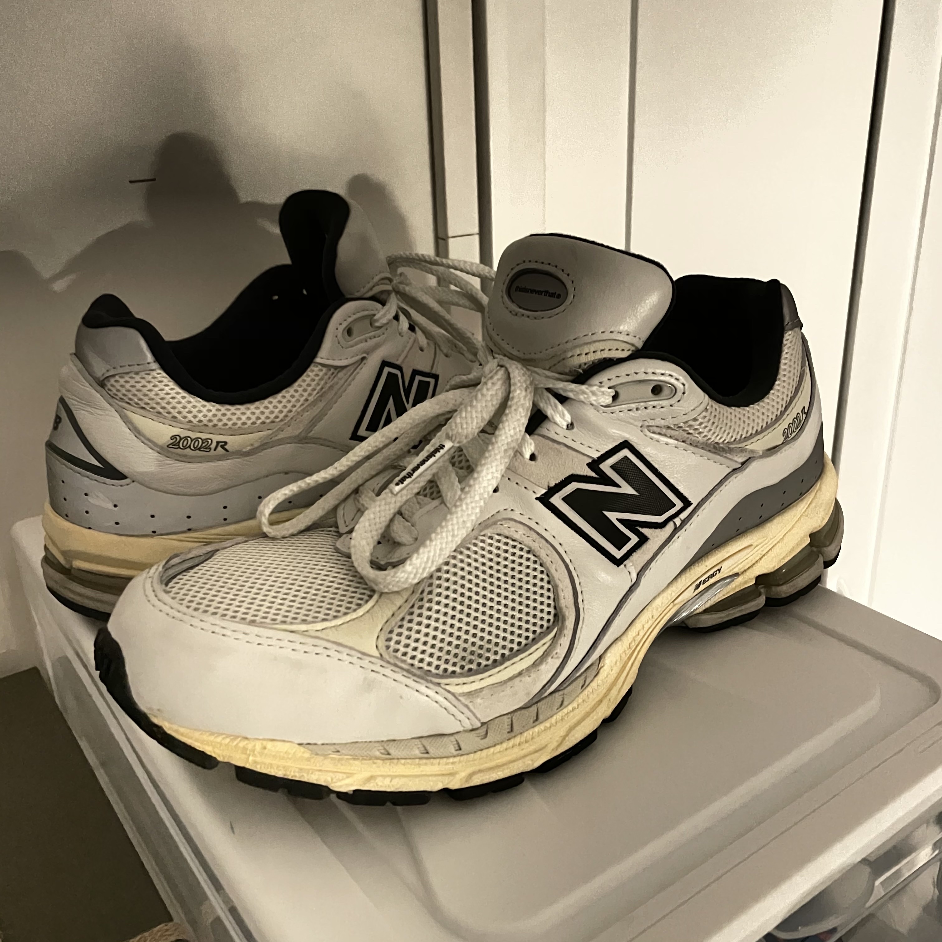 New Balance x Thisisneverthat 2002R White 착용 스타일 - 2