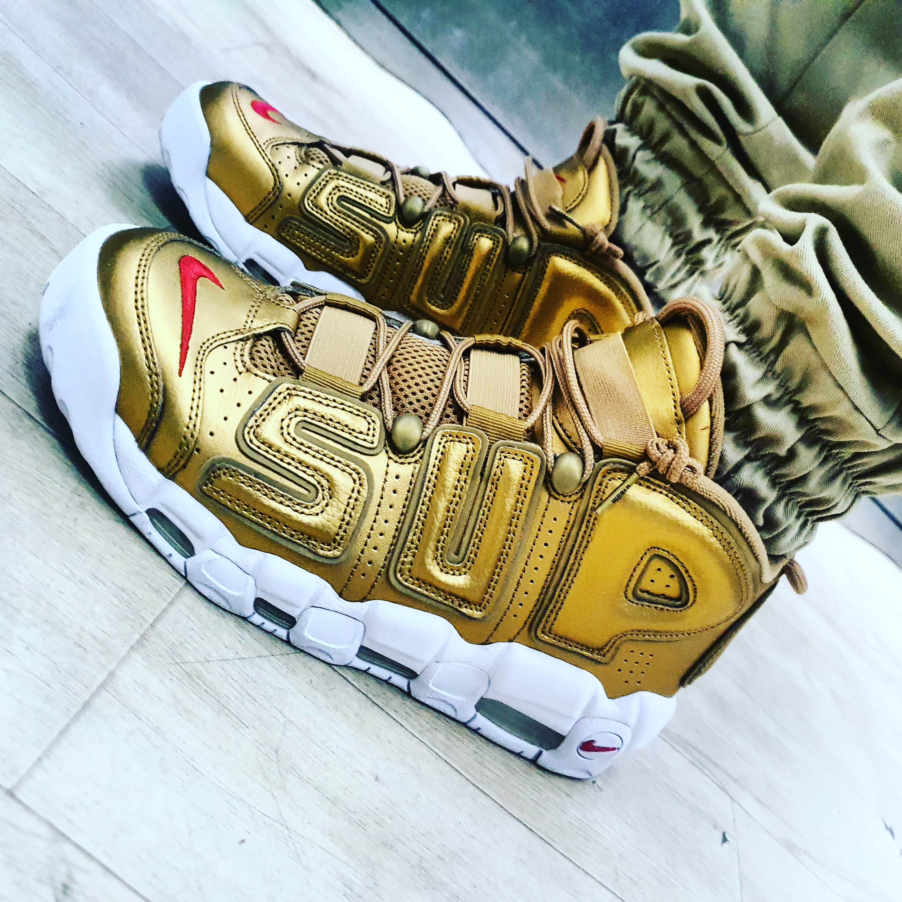 Nike x Supreme Air More Uptempo Suptempo Gold 착용 스타일