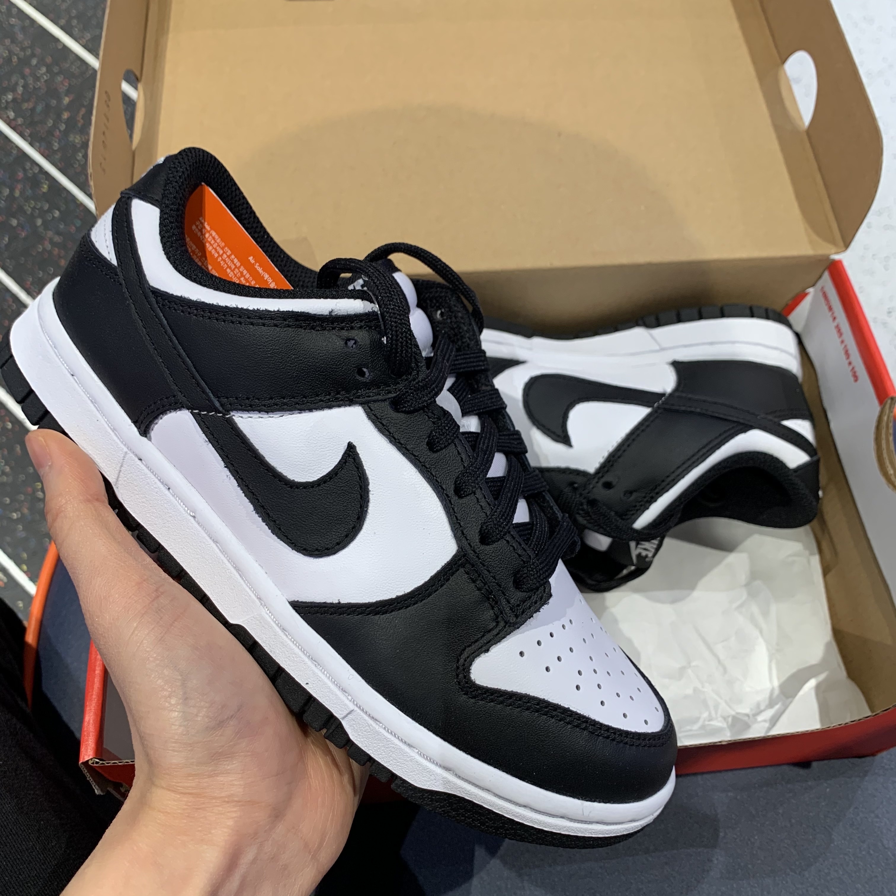 (W) Nike Dunk Low Black 착용 스타일 - 2