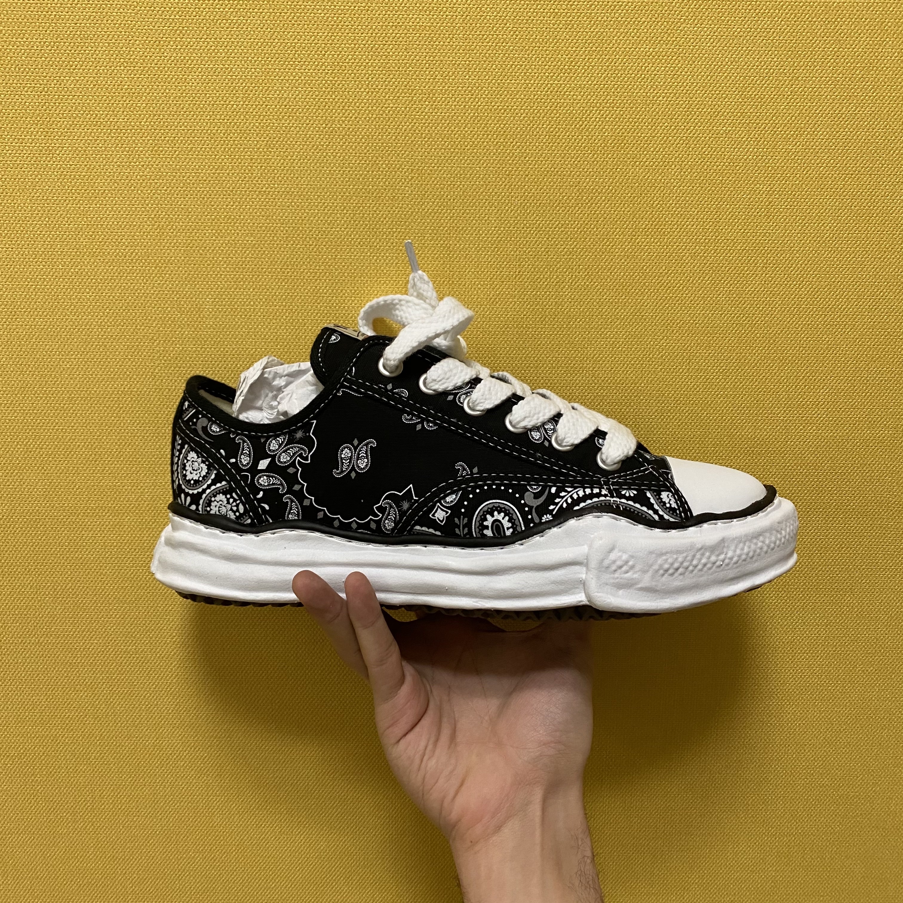 Maison Mihara Yasuhiro Peterson OG Sole Canvas Bandana Low-top Sneakers Black 착용 스타일