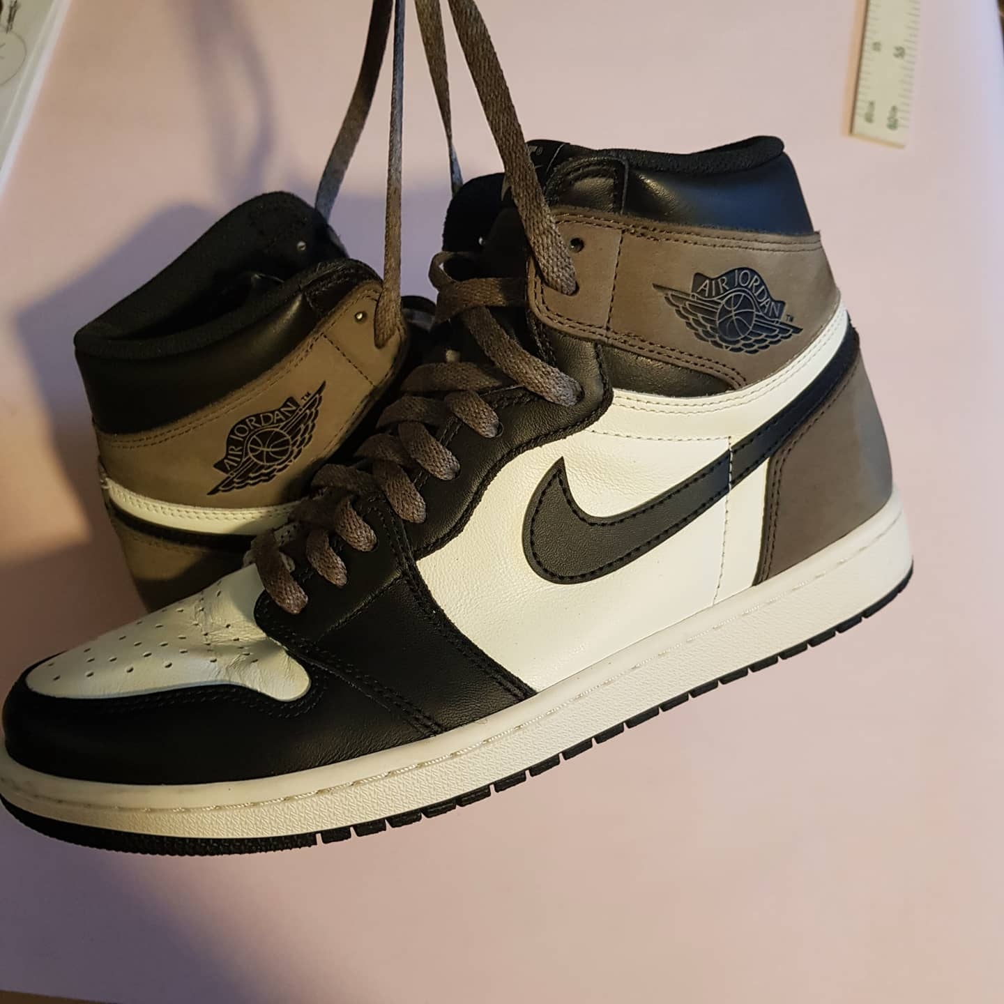 Jordan 1 Retro High OG Black Mocha 착용 스타일 - 1