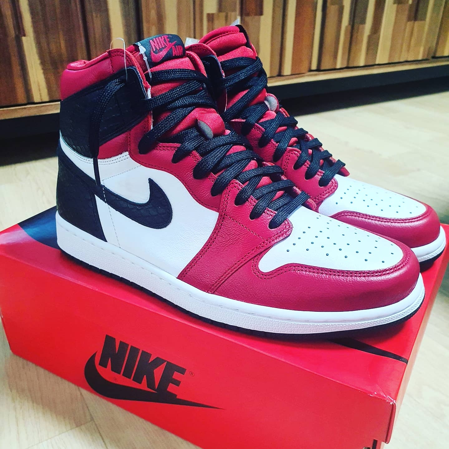 (W) Jordan 1 Retro High Satin Red 착용 스타일