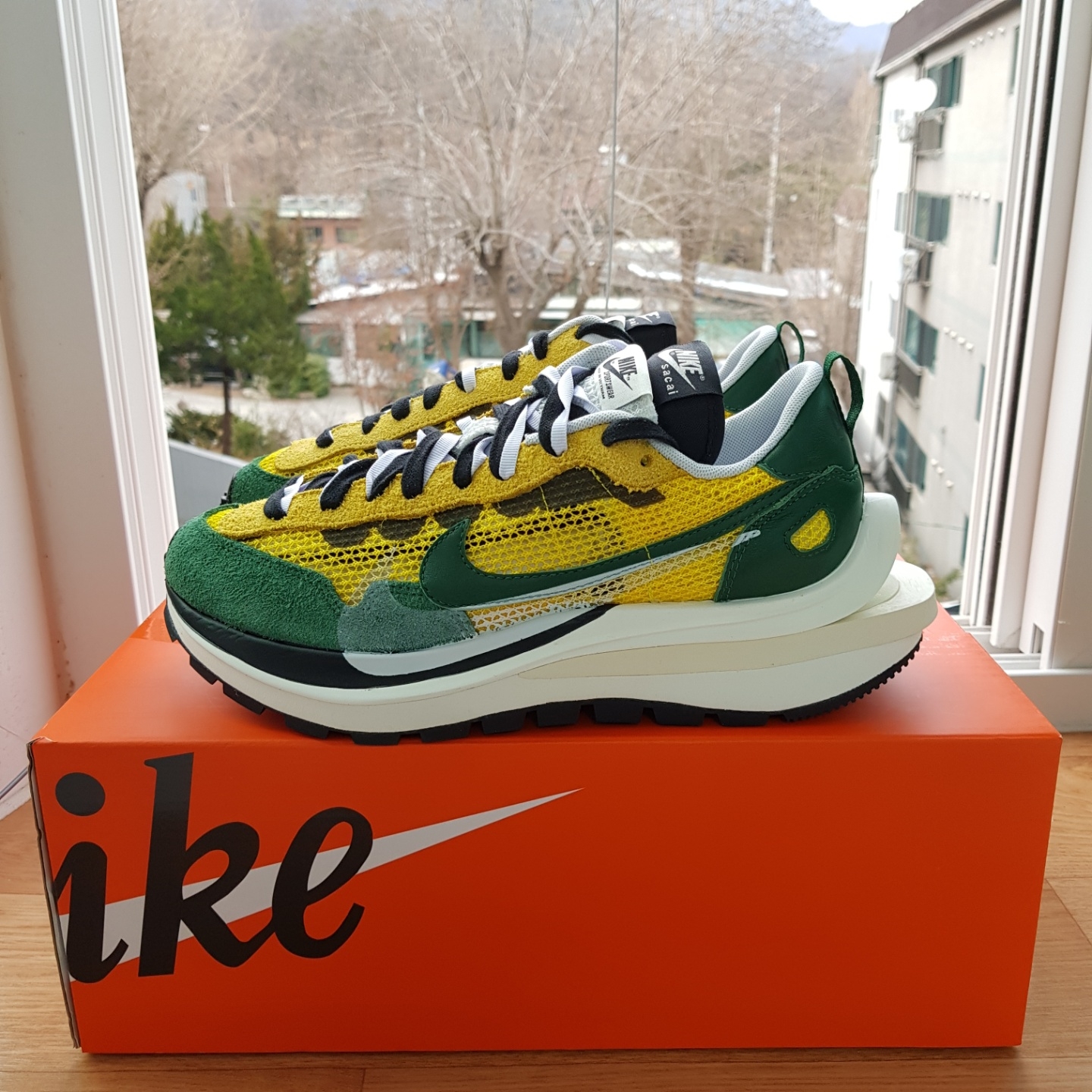 Nike x Sacai VaporWaffle Tour Yellow & Gorge Green Sail 착용 스타일