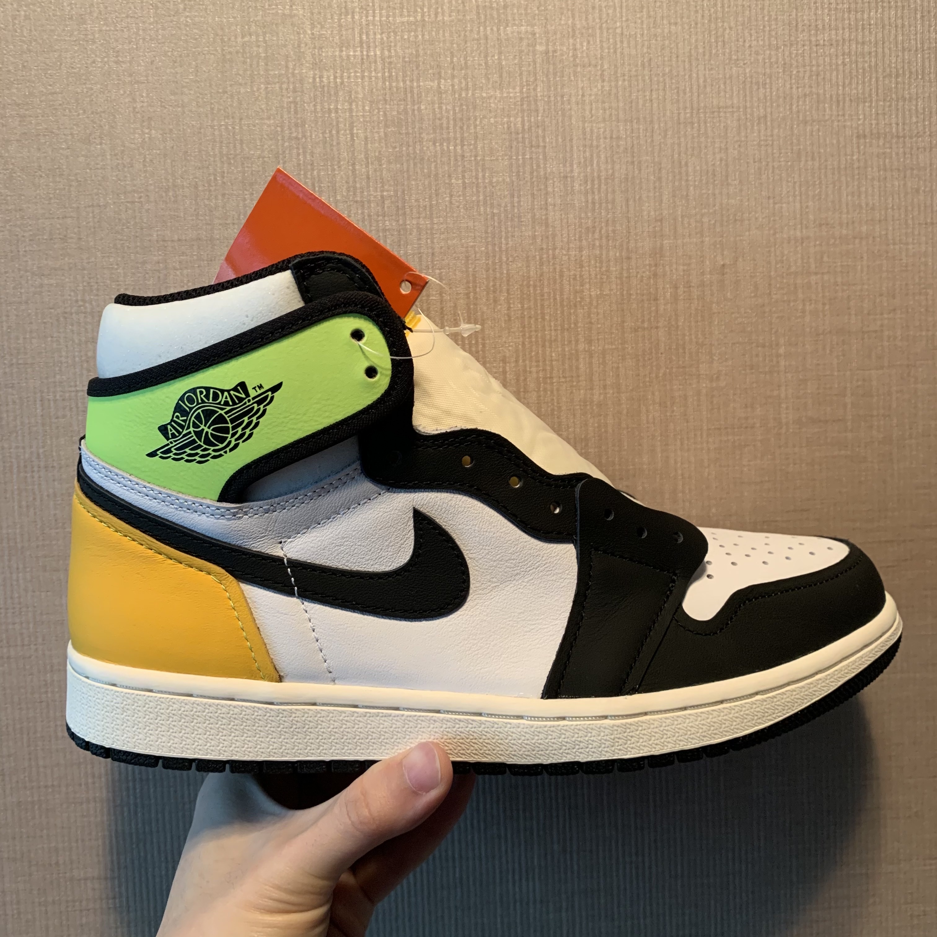 Jordan 1 Retro High OG Volt Gold 착용 스타일