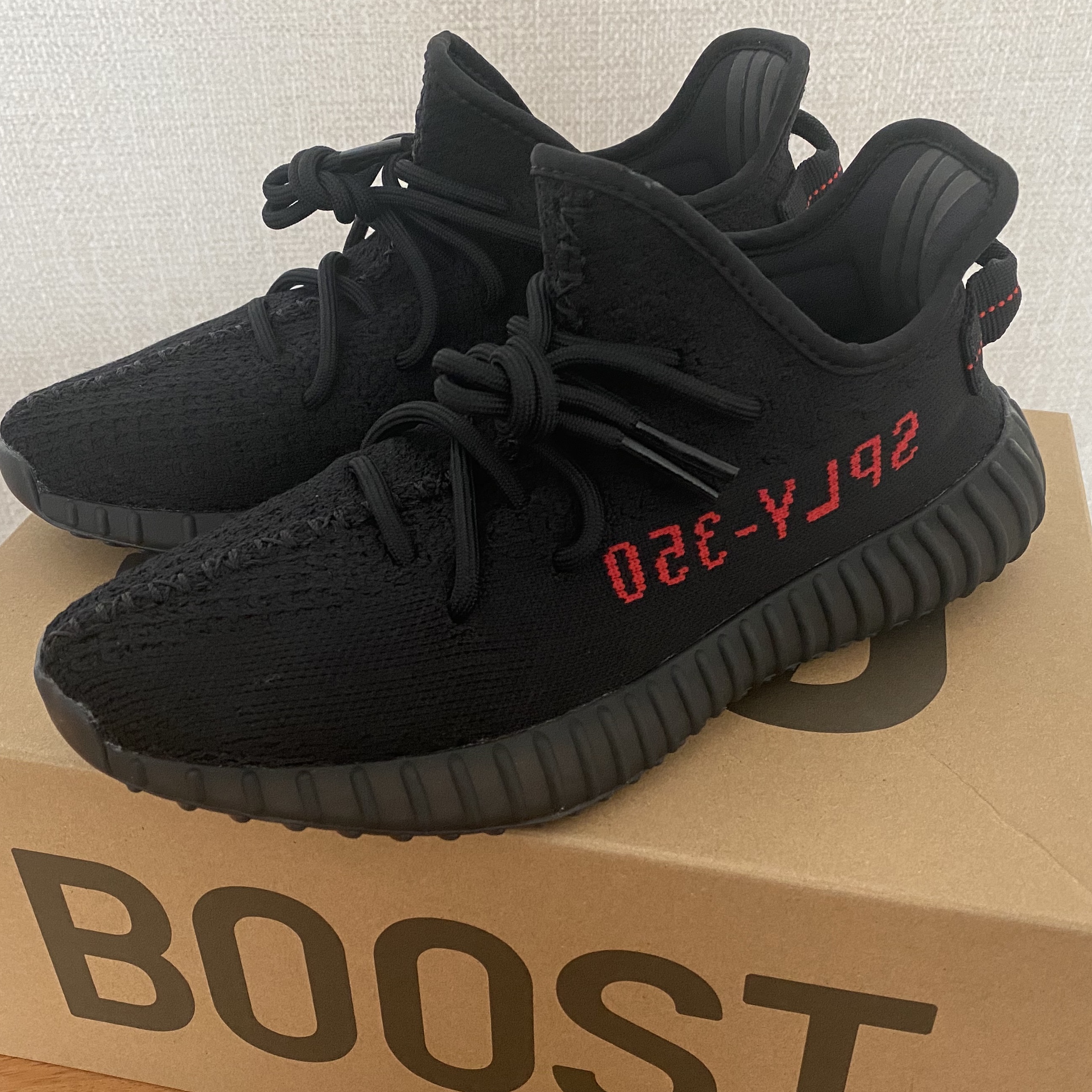 Adidas Yeezy Boost 350 V2 Black Red 2020 착용 스타일 - 2