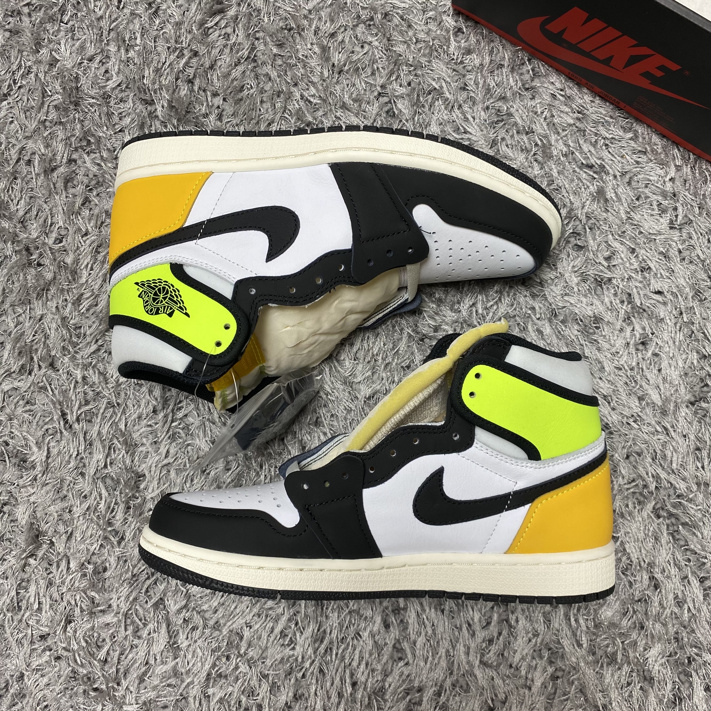 Jordan 1 Retro High OG Volt Gold 착용 스타일