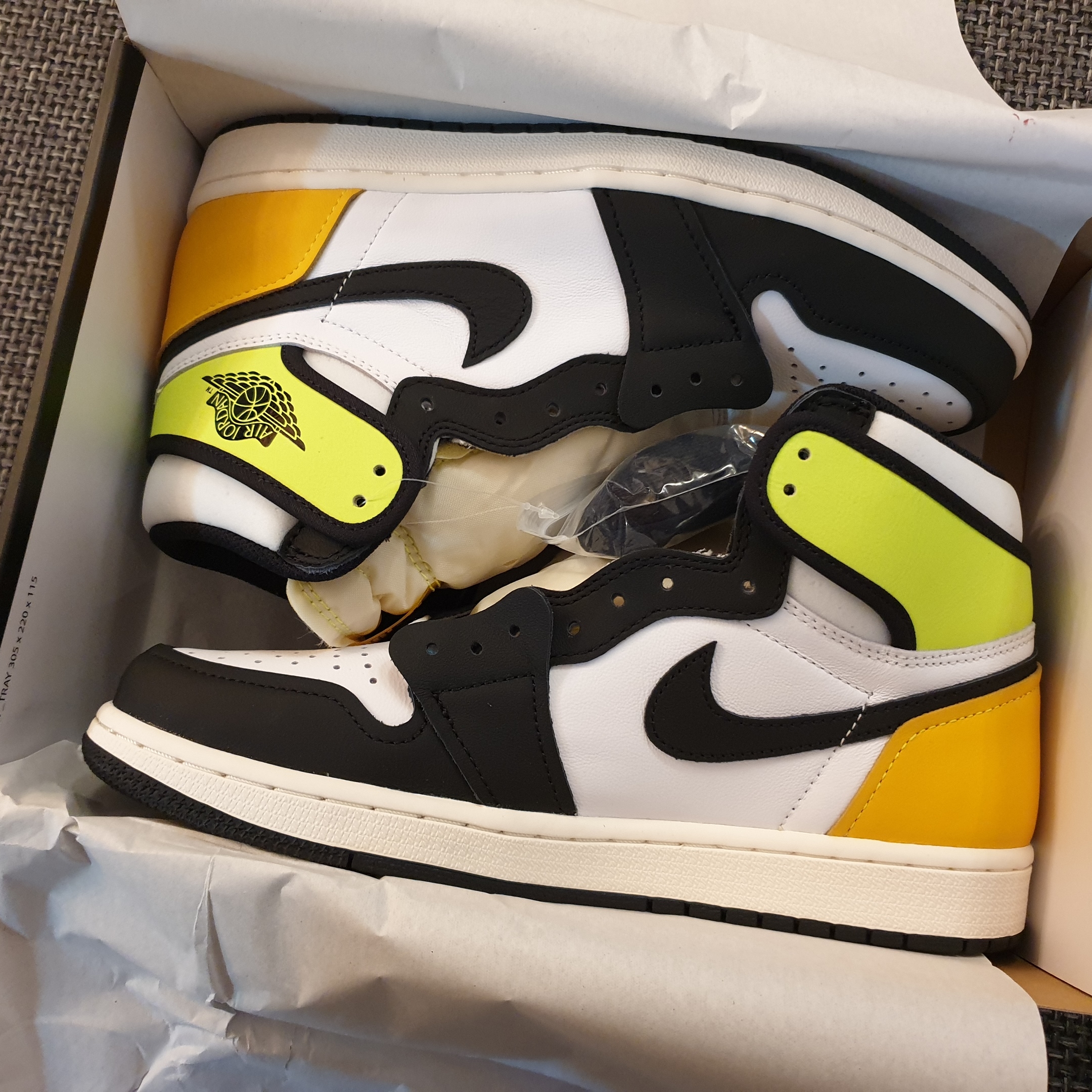 Jordan 1 Retro High OG Volt Gold 착용 스타일