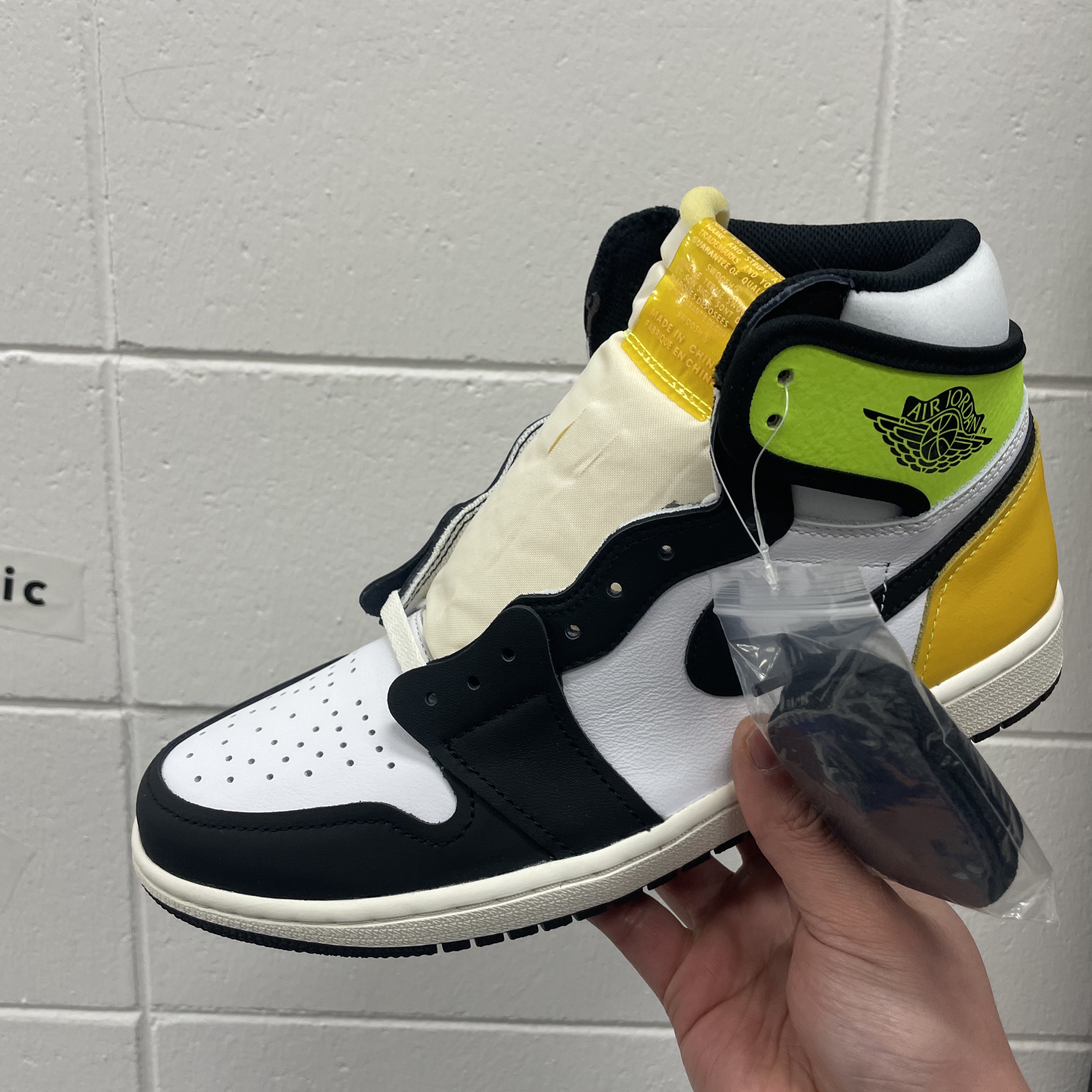 Jordan 1 Retro High OG Volt Gold 착용 스타일