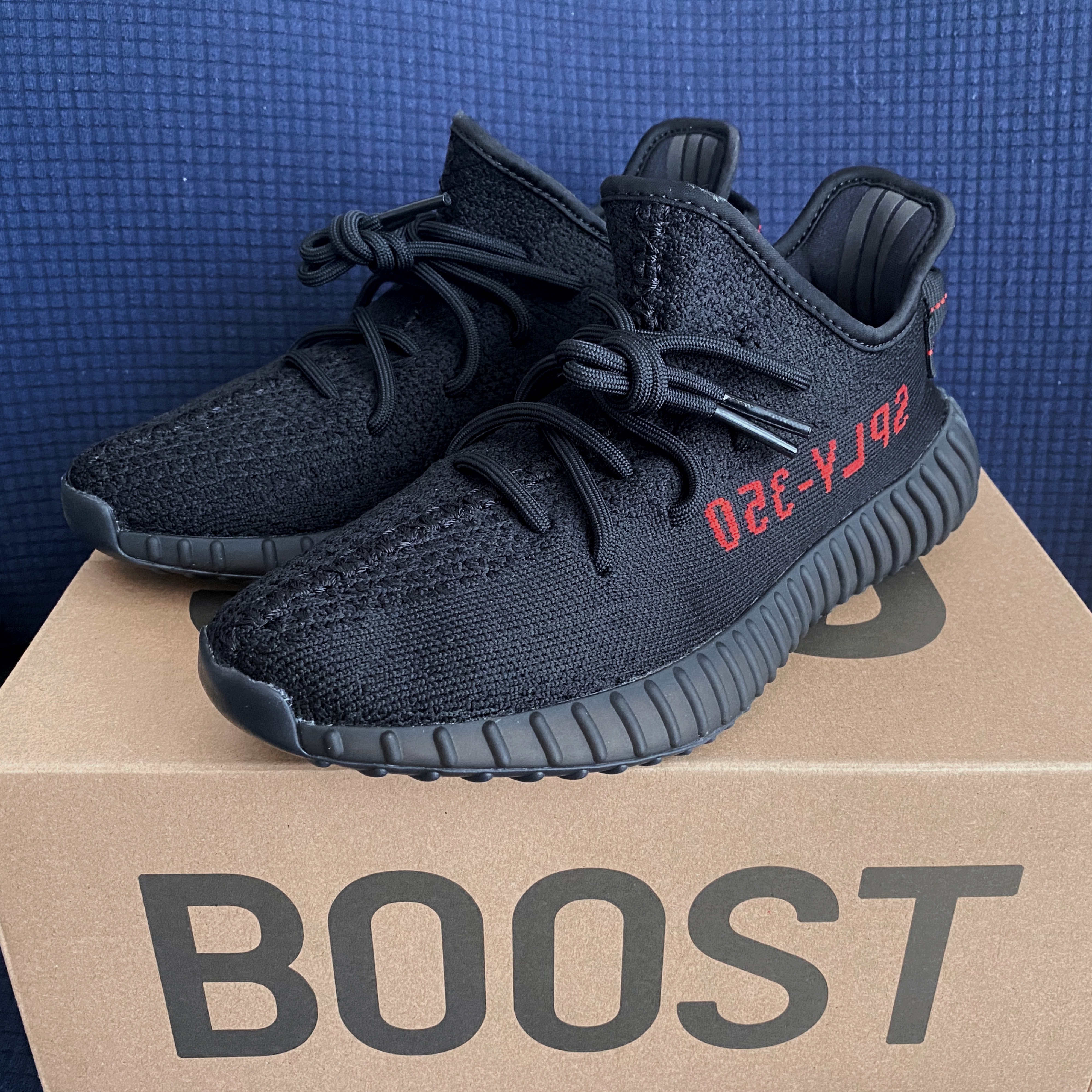Adidas Yeezy Boost 350 V2 Black Red 2020 착용 스타일 - 1