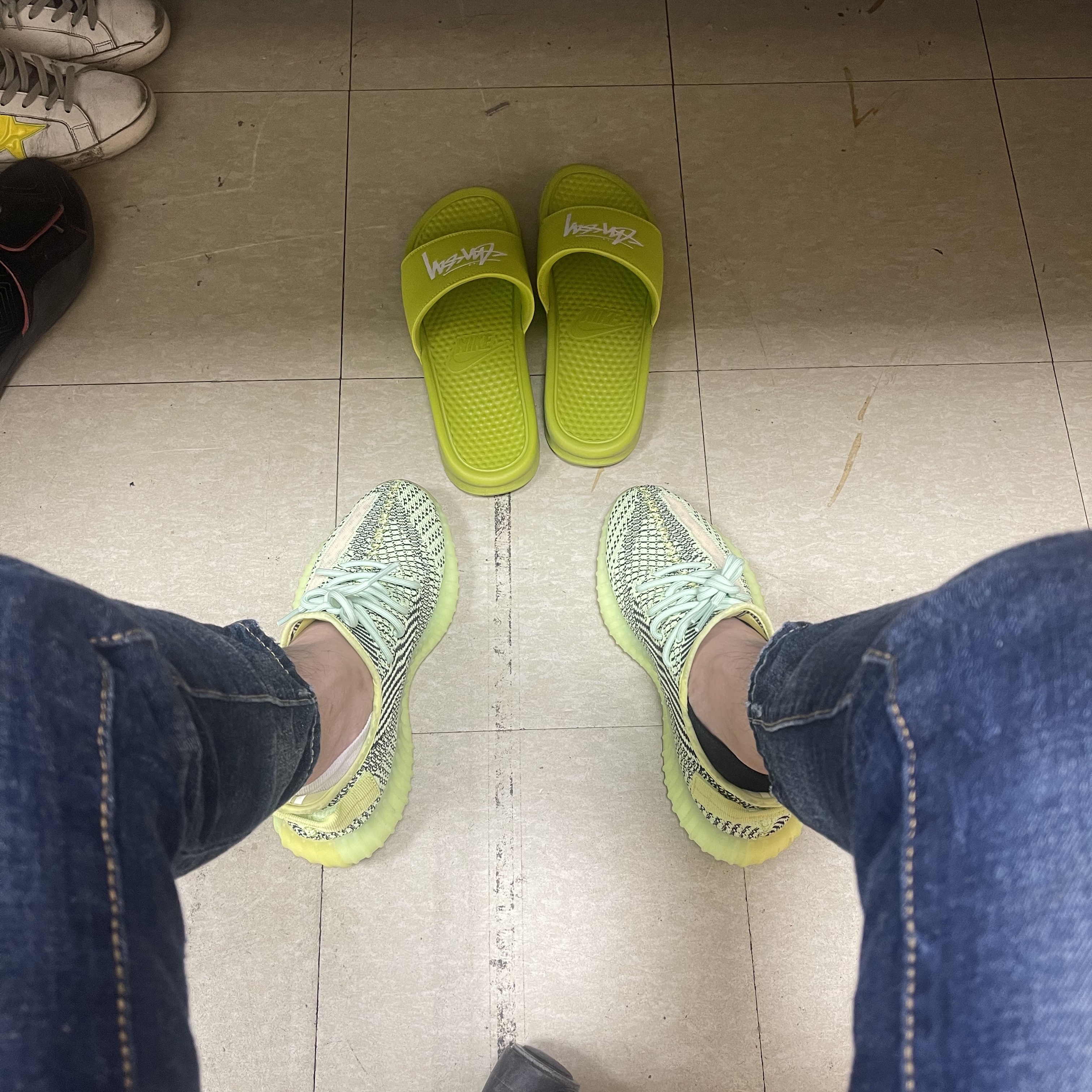 Adidas Yeezy Boost 350 V2 Yeezreel - Non-Reflective 착용 스타일