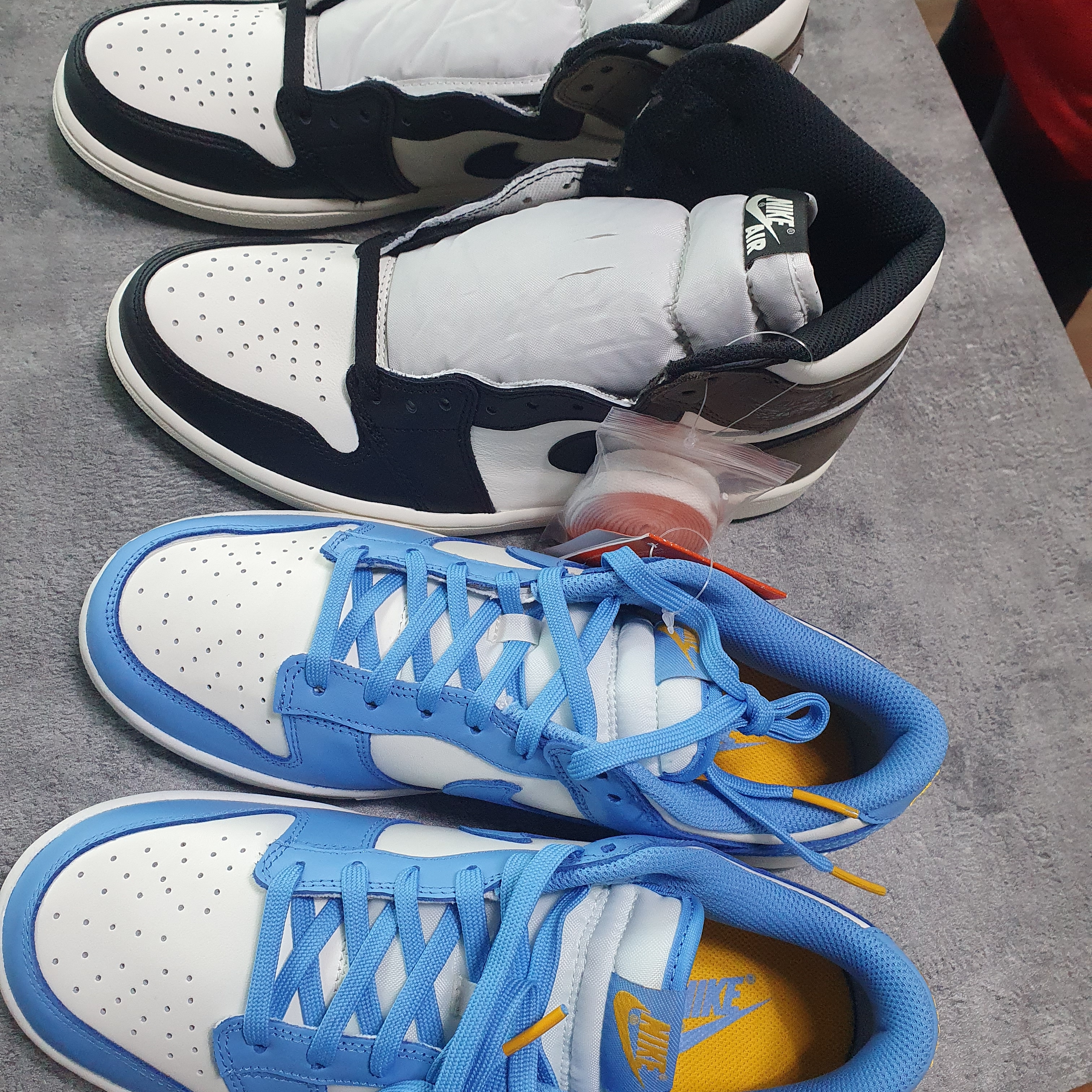 (W) Nike Dunk Low Coast, Jordan 1 Retro High OG Black Mocha 착용 스타일