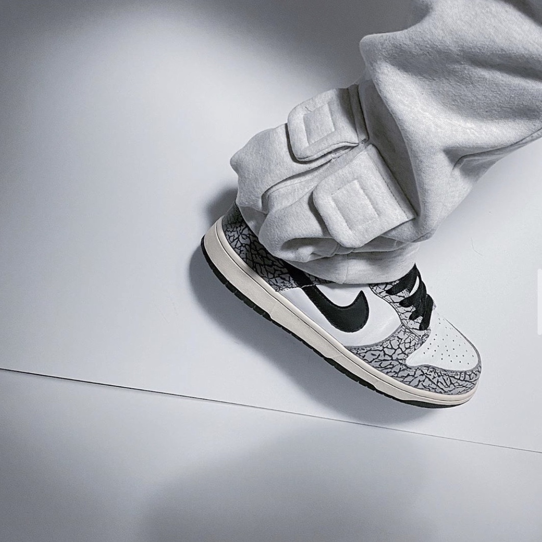 Nike x Supreme Dunk Low Pro SB White Cement 2002 착용 스타일