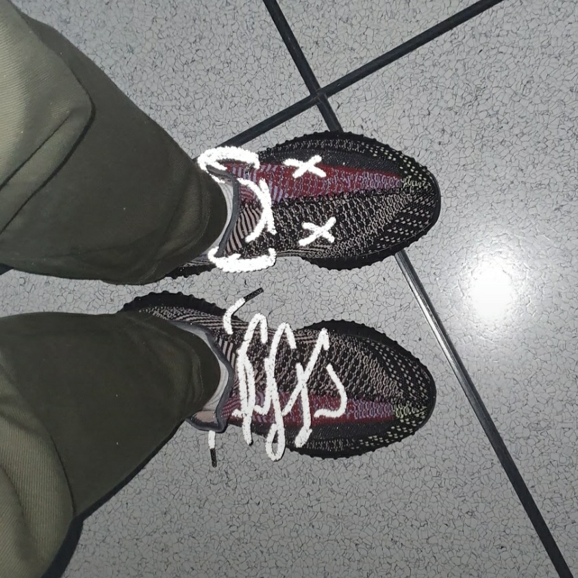 Adidas Yeezy Boost 350 V2 Yecheil - Non-Reflective 착용 스타일